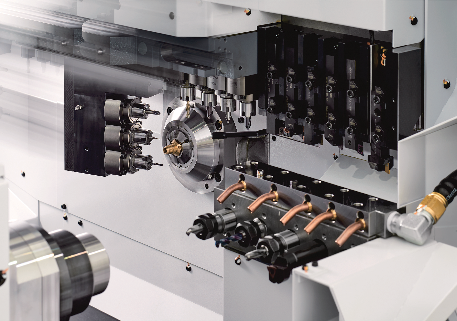 Industriell cnc-maskin för precisionsbearbetning med metalldelar och verktyg.