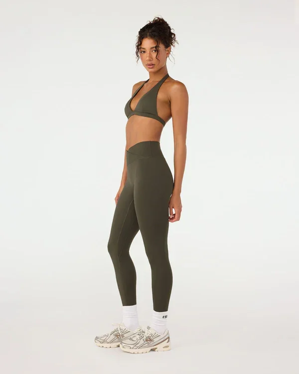 200326_FadeCrossoverLeggings_DeepOlive_KIELE_FULLBODYCROP_SIDE.webp