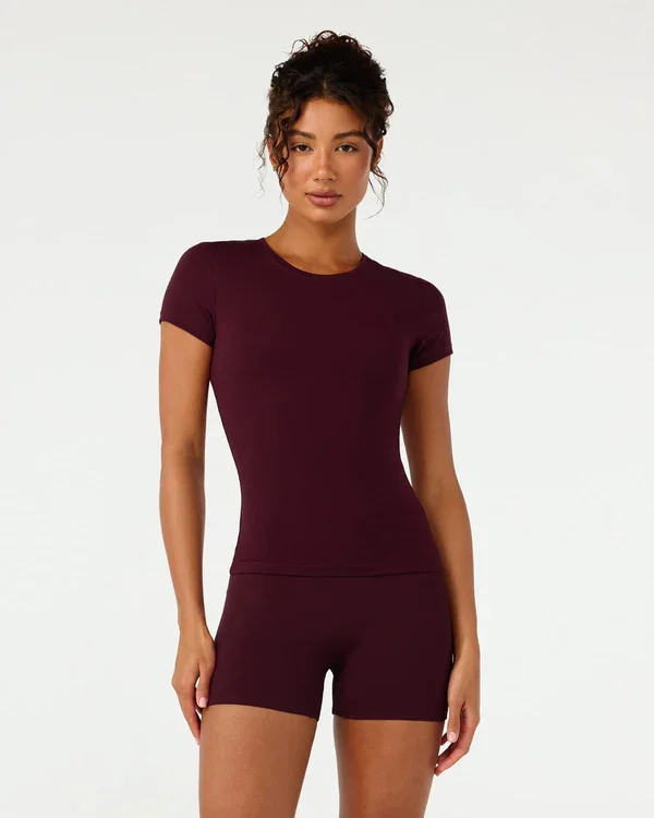 200326_FormLiteMidLengthTee_Wine_KIELE_HALFBODYCROP_FRONT.webp
