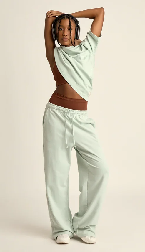 300445V04_CAMISETA_ELIANA_OVER_VERDE_600175V05_CALCA_FLORENCA_VERDE10565.webp
