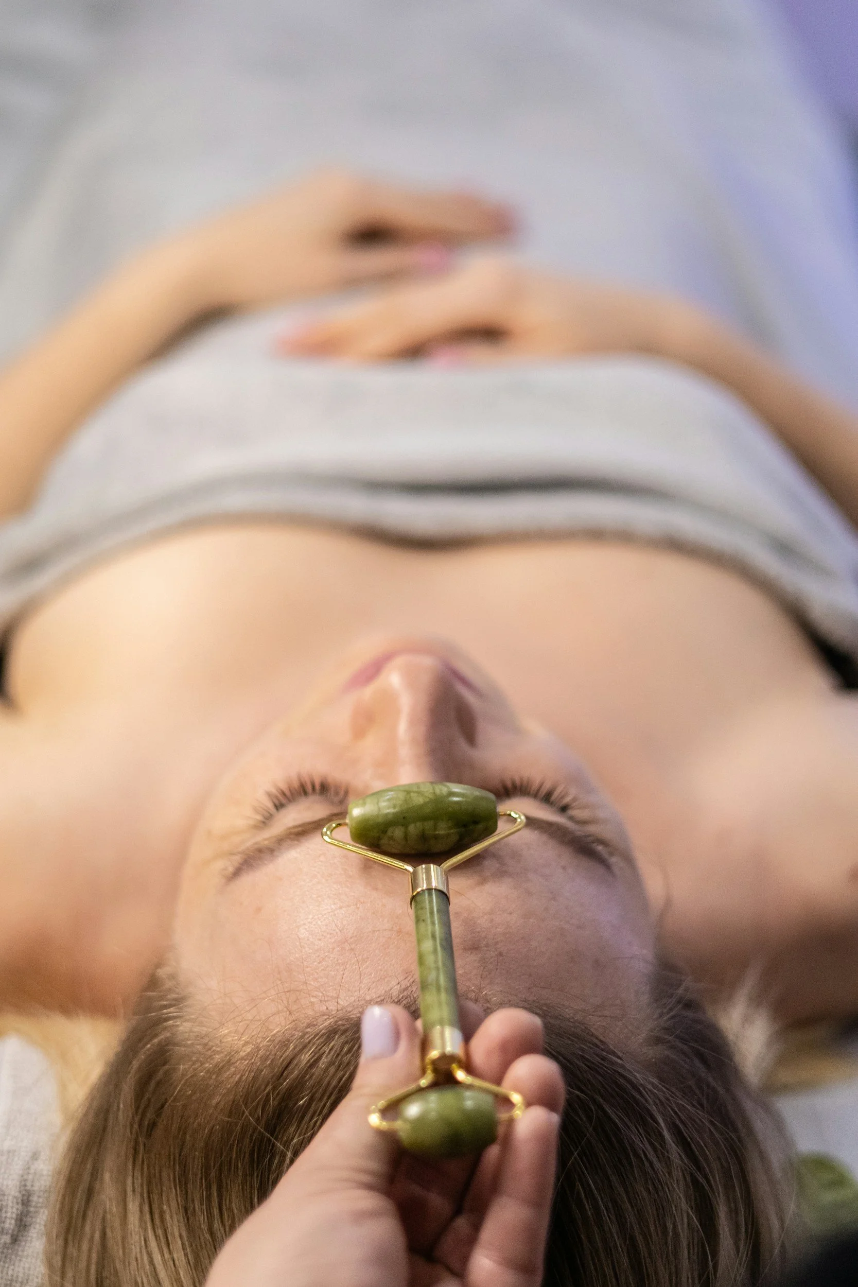 Facial Rejuvenation Massage:
Restorative massage to help relax your head/face/neck muscles, reduce puffiness by stimulating lymphatic drainage and increase blood flow to the connective tissues. Includes guasha or cupping and an essential oil compress