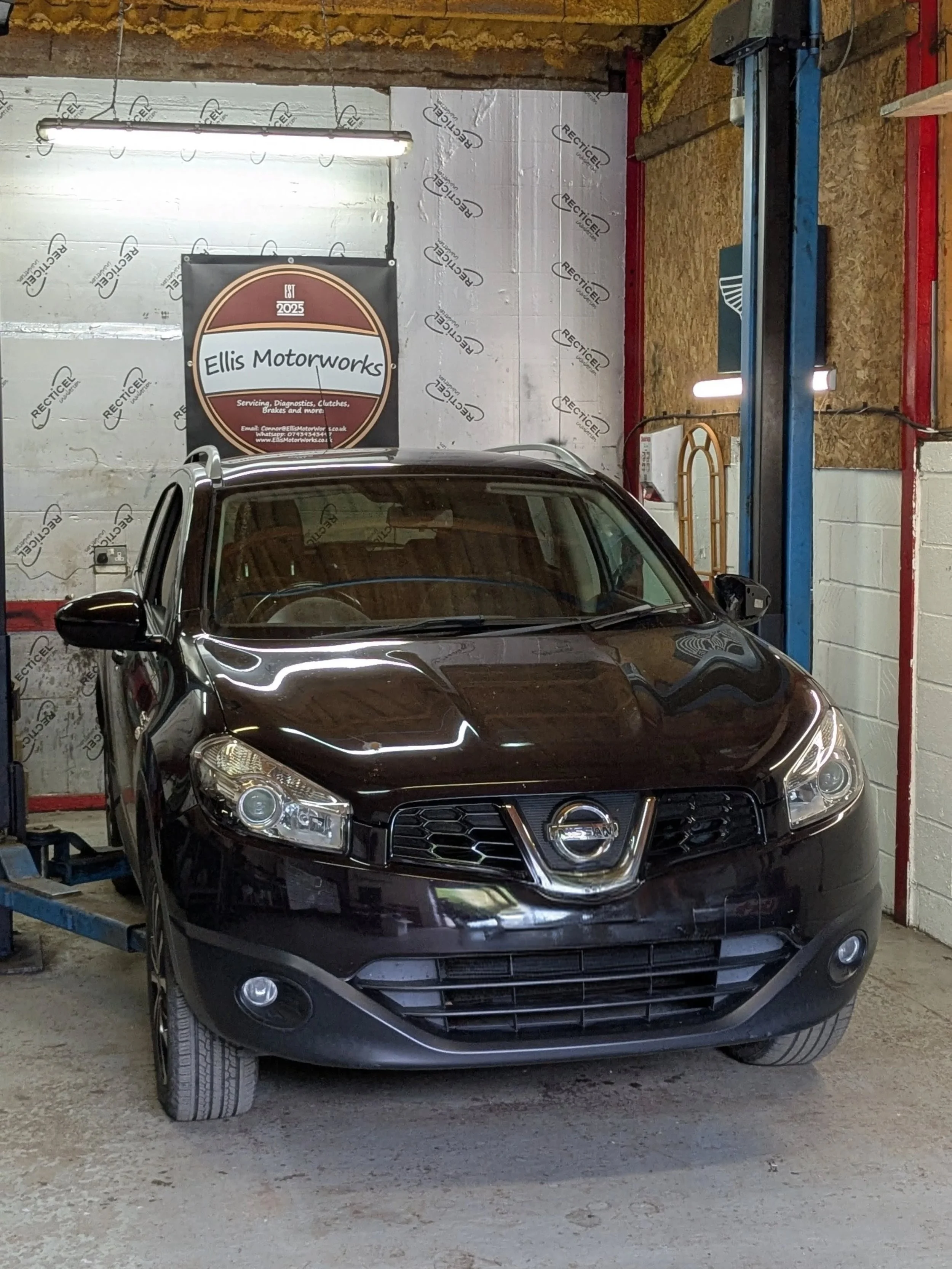 Had this Qashqai come in the other week with a rubbing noise. Noticed the NSF wheel was sat well into the arch. After an inspection, I  found that the lower ball joint had excessive play, the track rod end had excessive play. Even more worrying the l