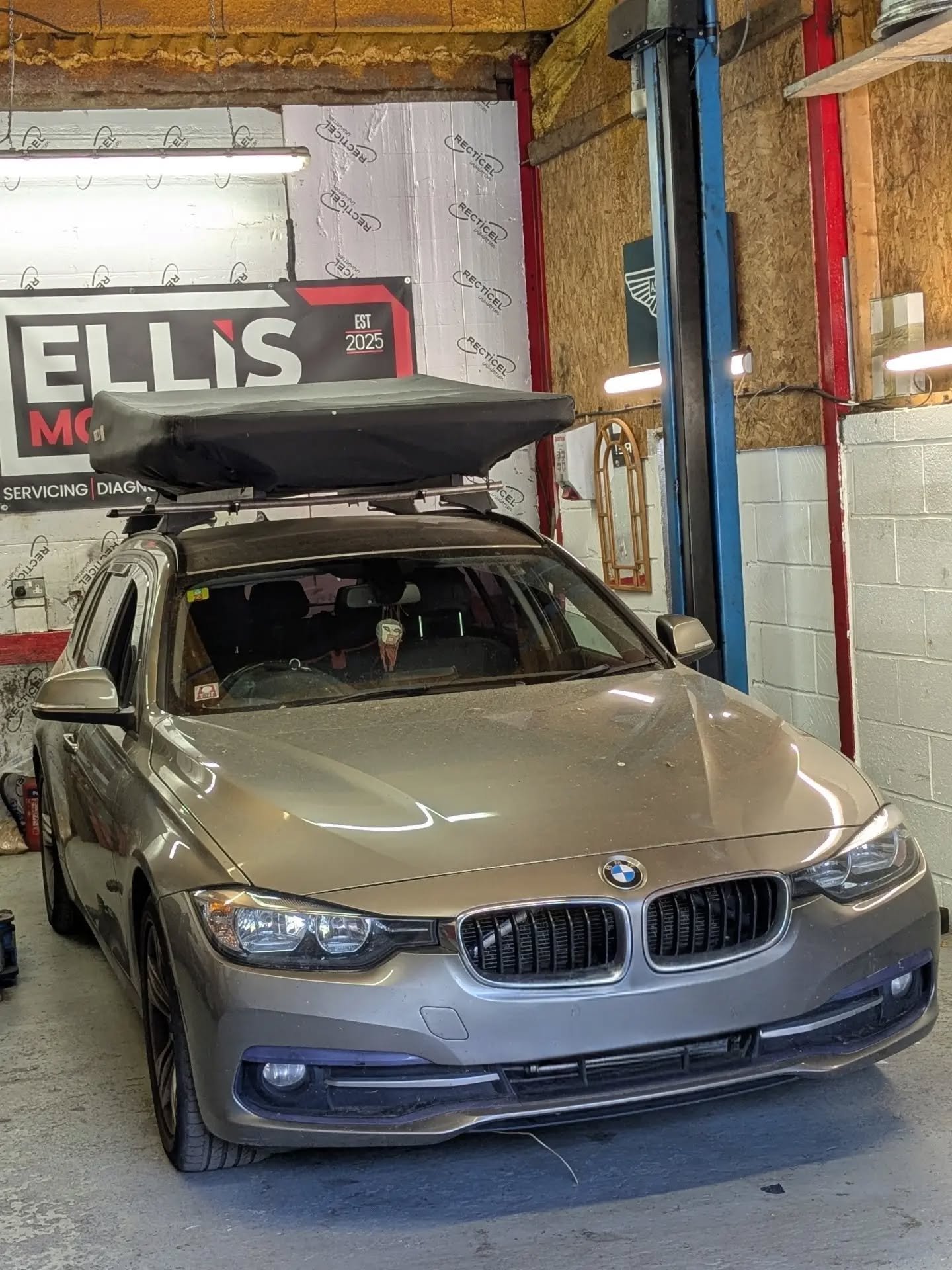Had this BMW 3 Series come in for discs and pads all round. Caught just before the light warning light came on. If you notice the pads have a bit of life left, however mot standards state that if the sensor of the pad is beginning to wear then it's a