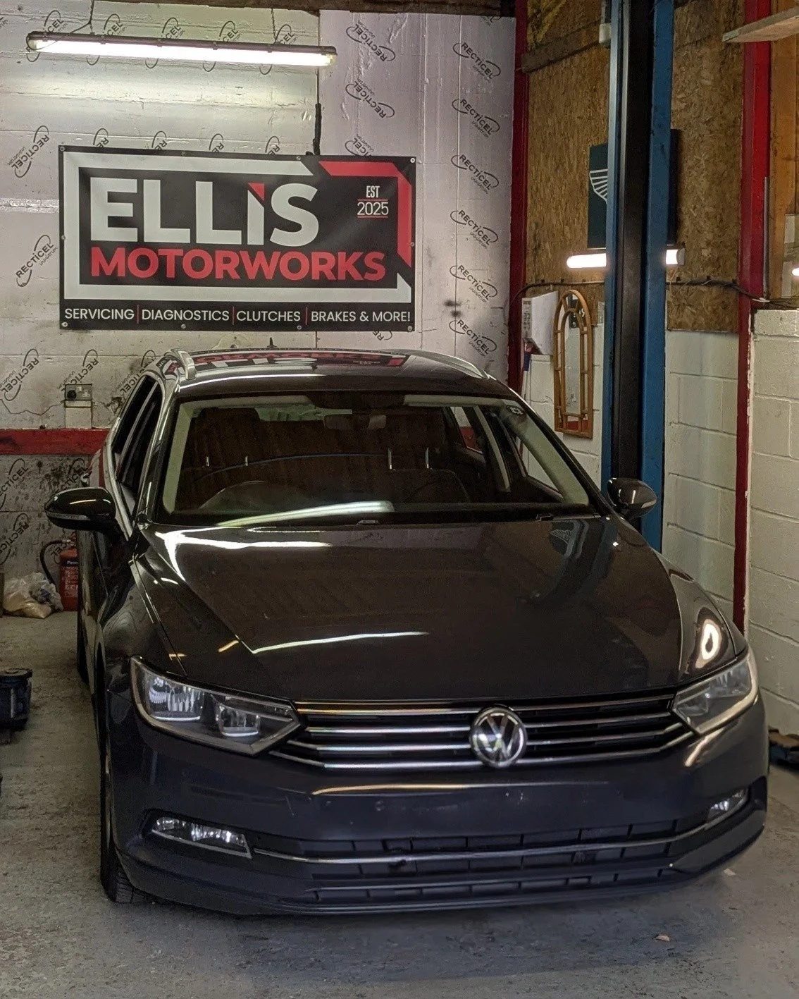 Collected this Volkswagen Passat last week for a full service, rear brake pads and all front window switches!
Full service done nicely with a change of the day time running light bulb!
Rear pads were nice and straight forward, however with the vehicl