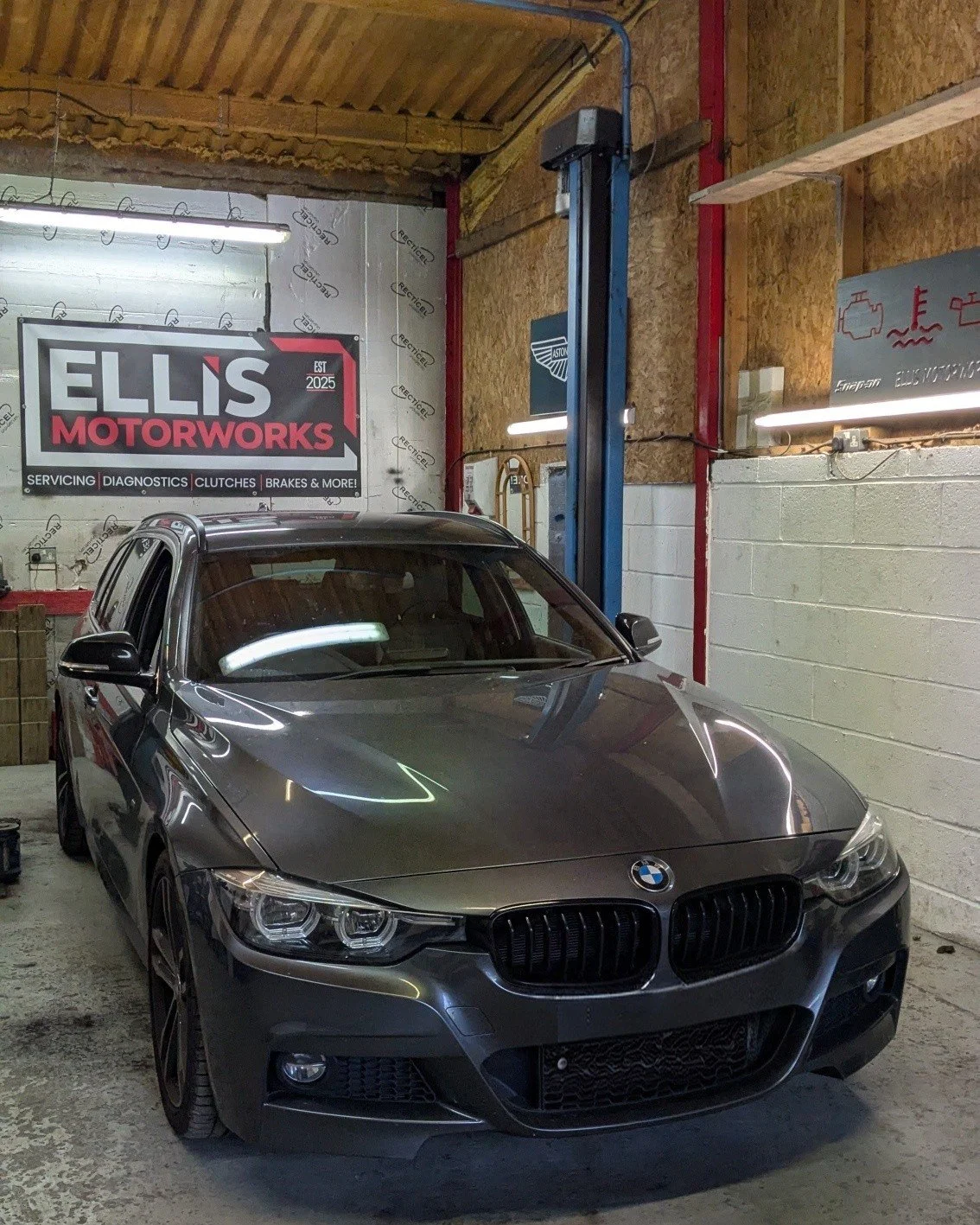 Last week saw this BMW 320i come in for a list of work, consisting of a full service, gearbox service, find an oil and water leak, carry out a full brake change including fitting HEL Braiding lines! Plus making the inner wheel arch liner and under tr