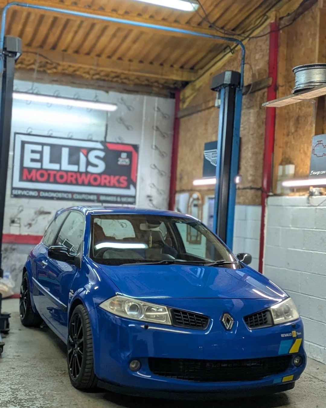 Earlier this year I bought this Renault M&eacute;gane, however it's not just some blue Renault with stickers! It's actually one of 26 left UK registered RS225 Team F1 Renault M&eacute;ganes. Built to celebrate  Fernando Alonso winning the Formula 1 w