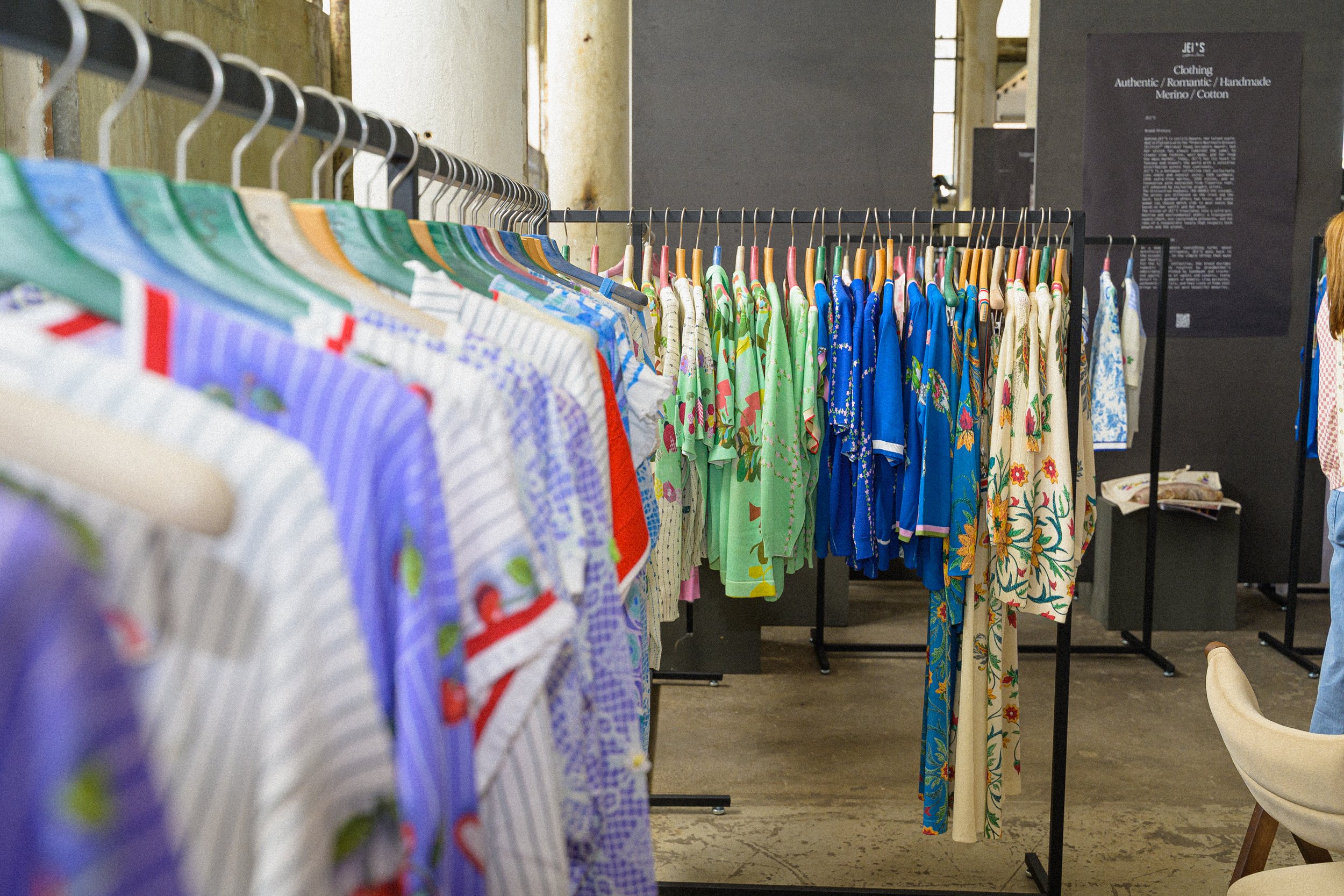 jeis-gallery-knitwear-rack-full.jpg