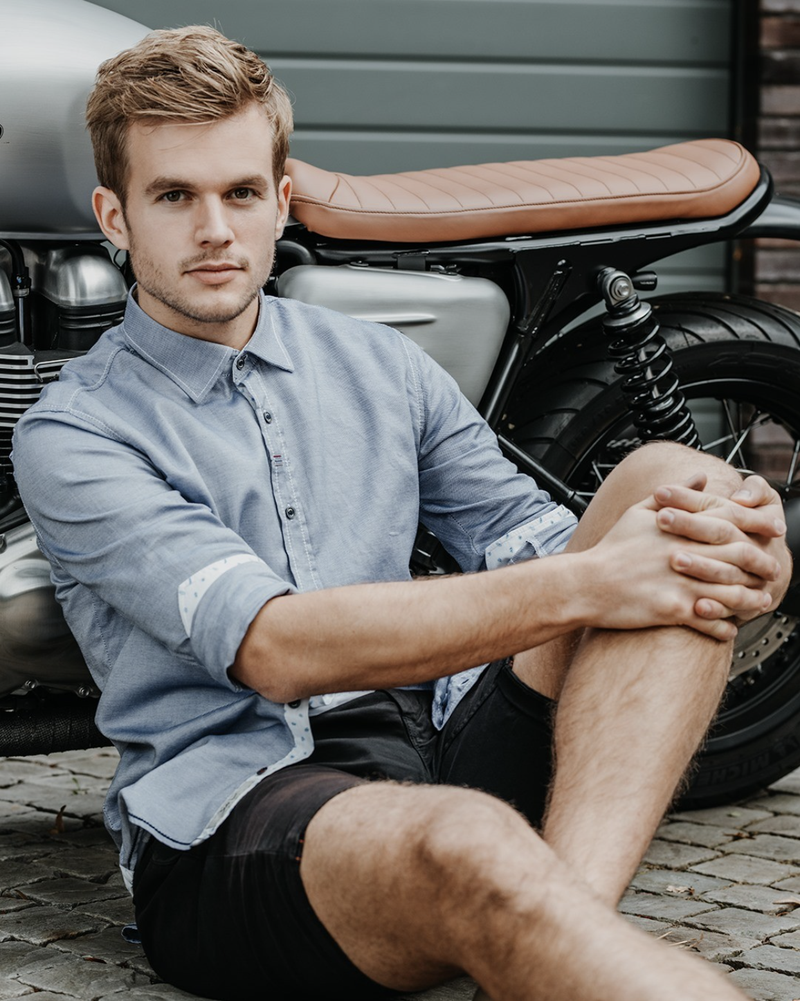 signum-gallery-chambray-shirt-motorcycle.png