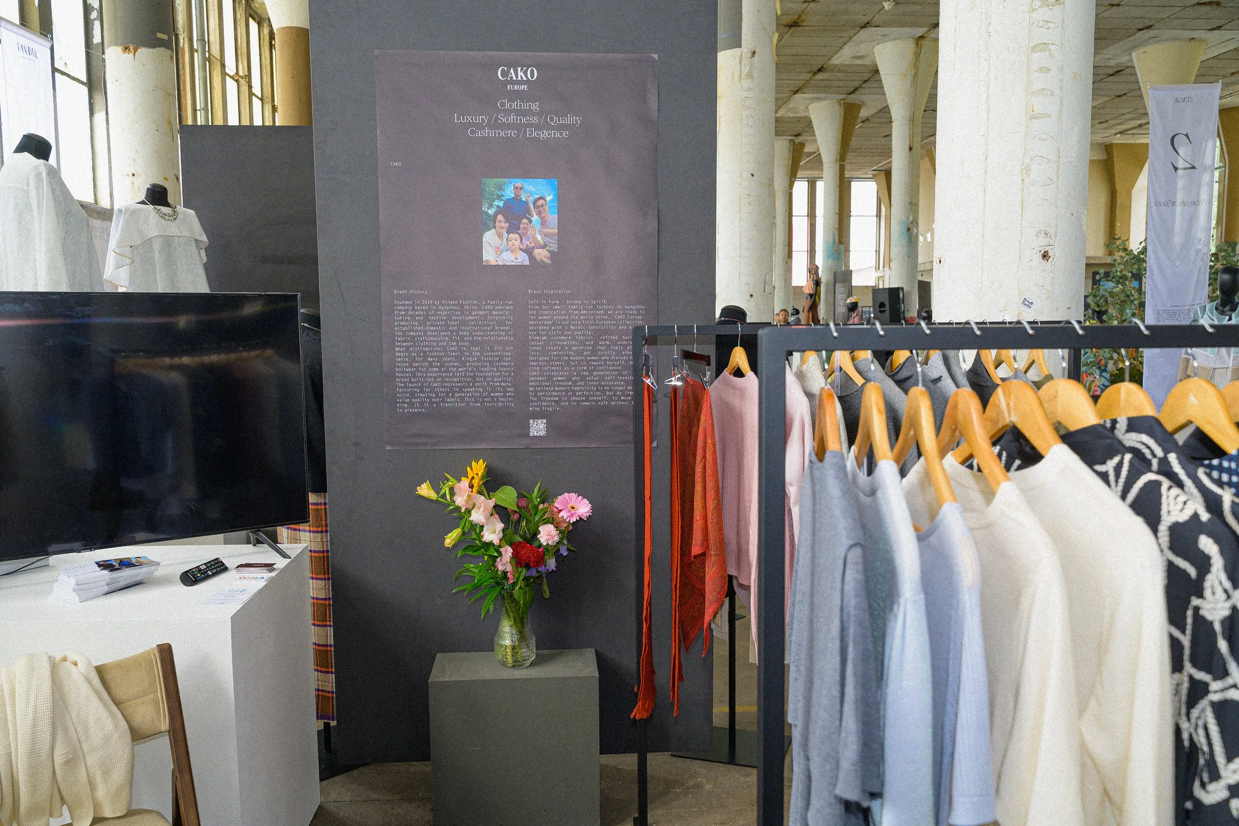 cako-gallery-store-display-kiosk-flowers.jpg