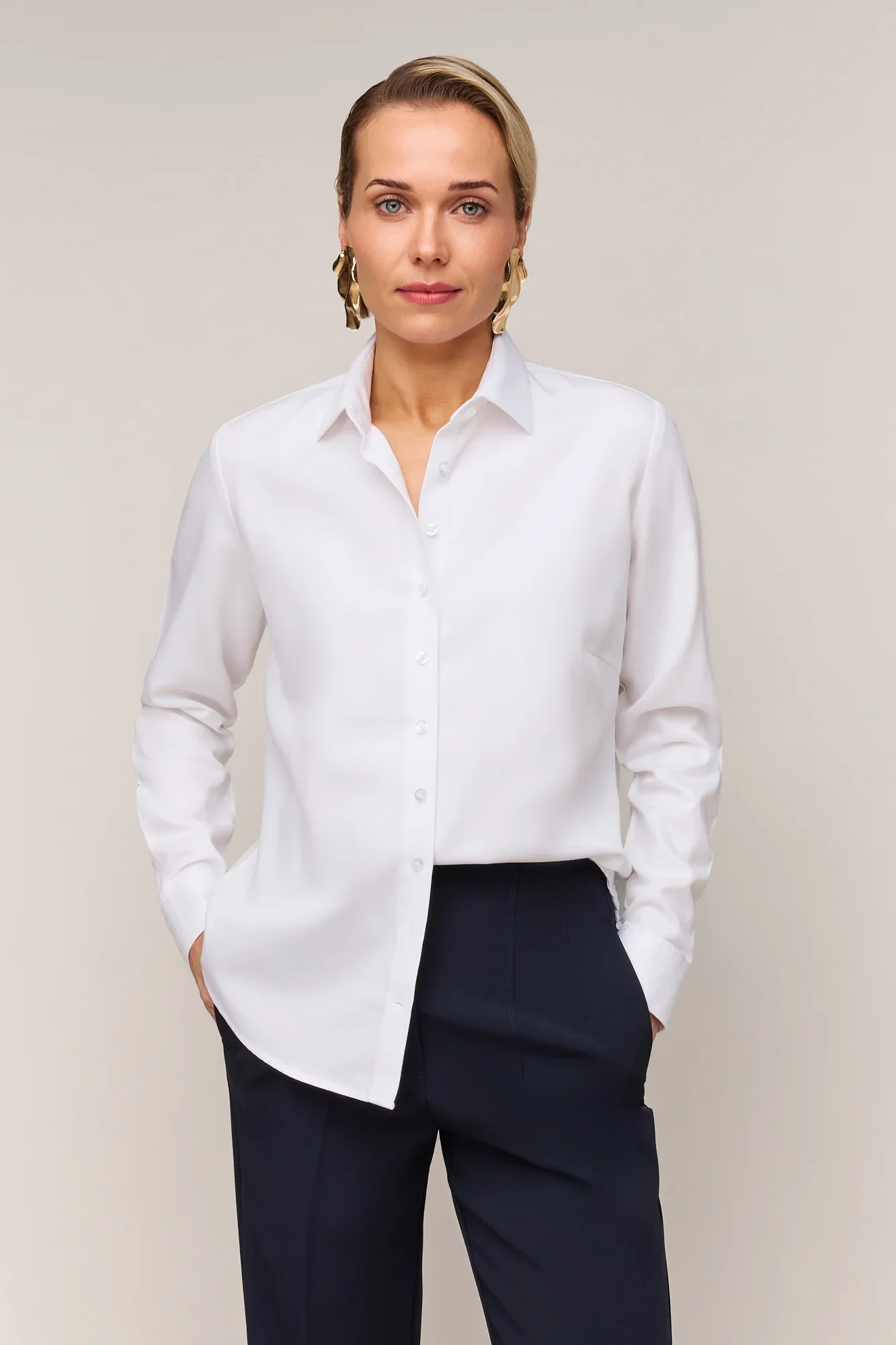 vander-amsterdam-gallery-white-blouse.webp