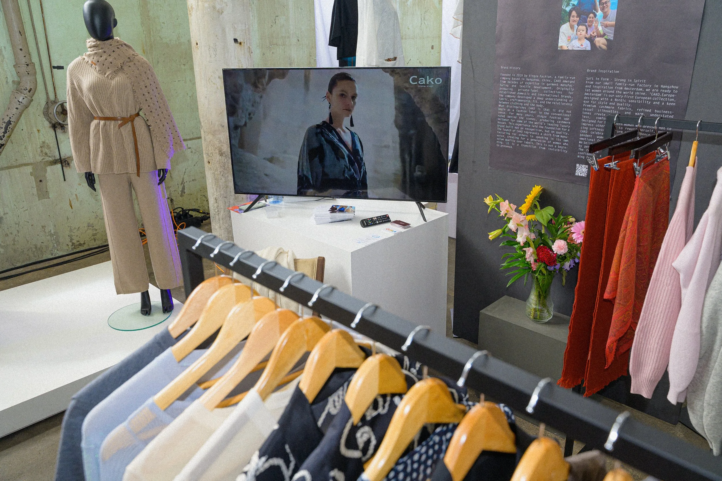 cako-gallery-store-display-mannequin-tv.jpg