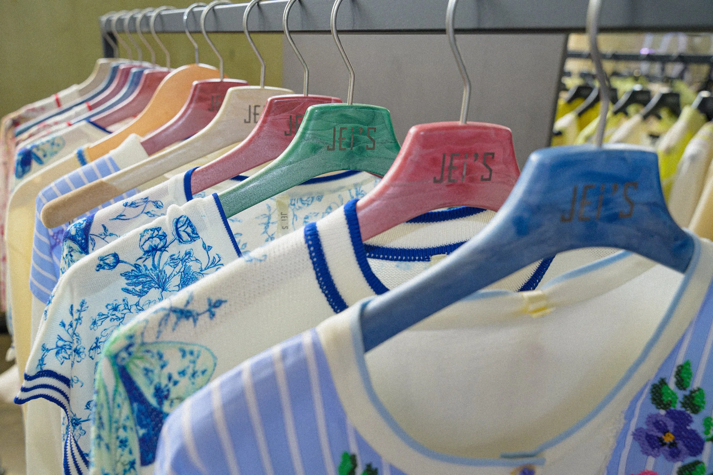 jeis-gallery-knitwear-rack-pastel.jpg