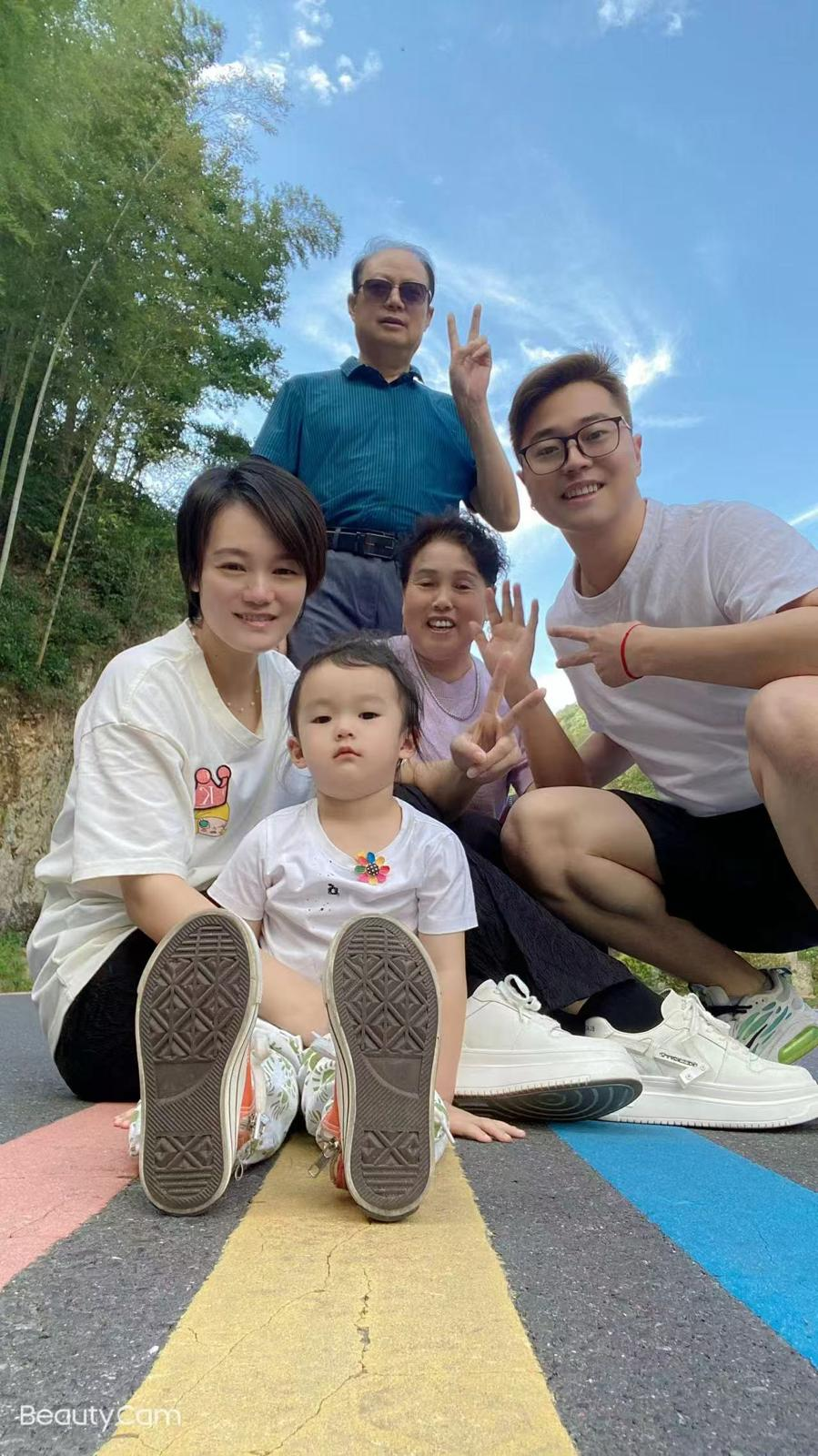 Founders of CAKO Europe's parent company Xingze Fashion posing together with family outdoors