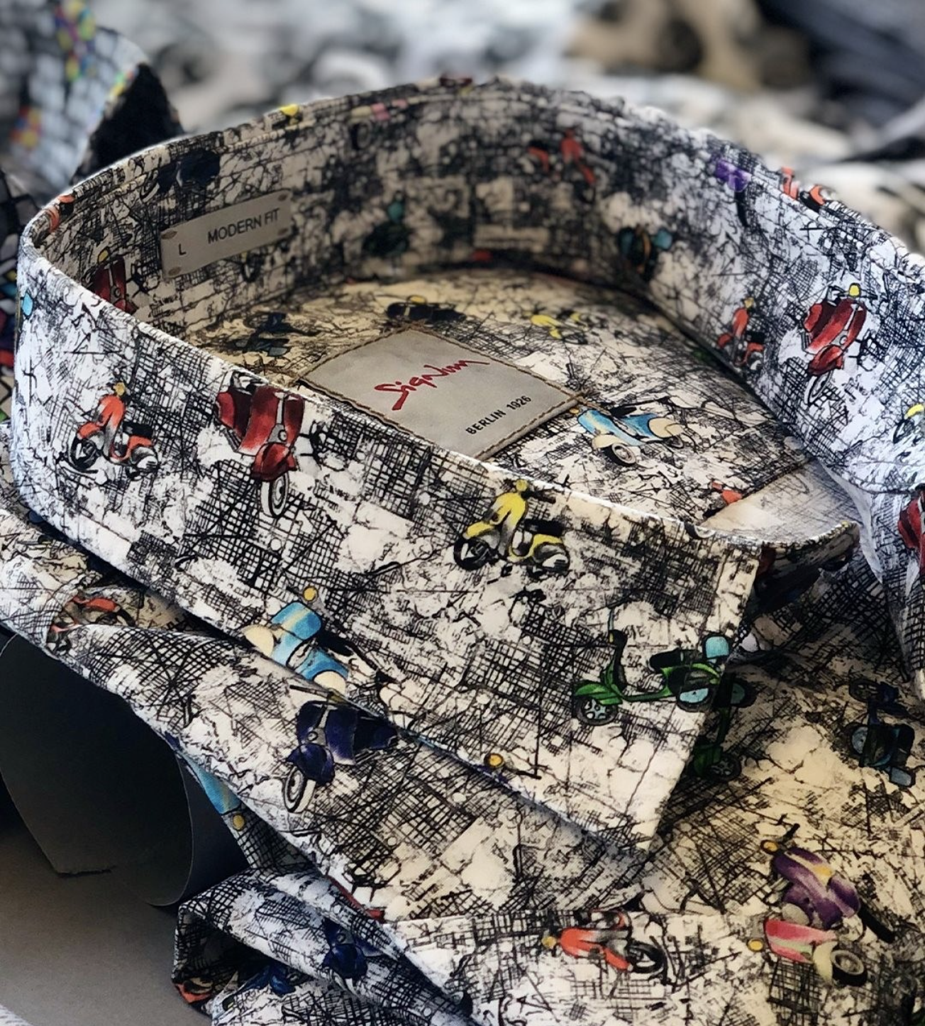 signum-gallery-scooter-print-collar.png