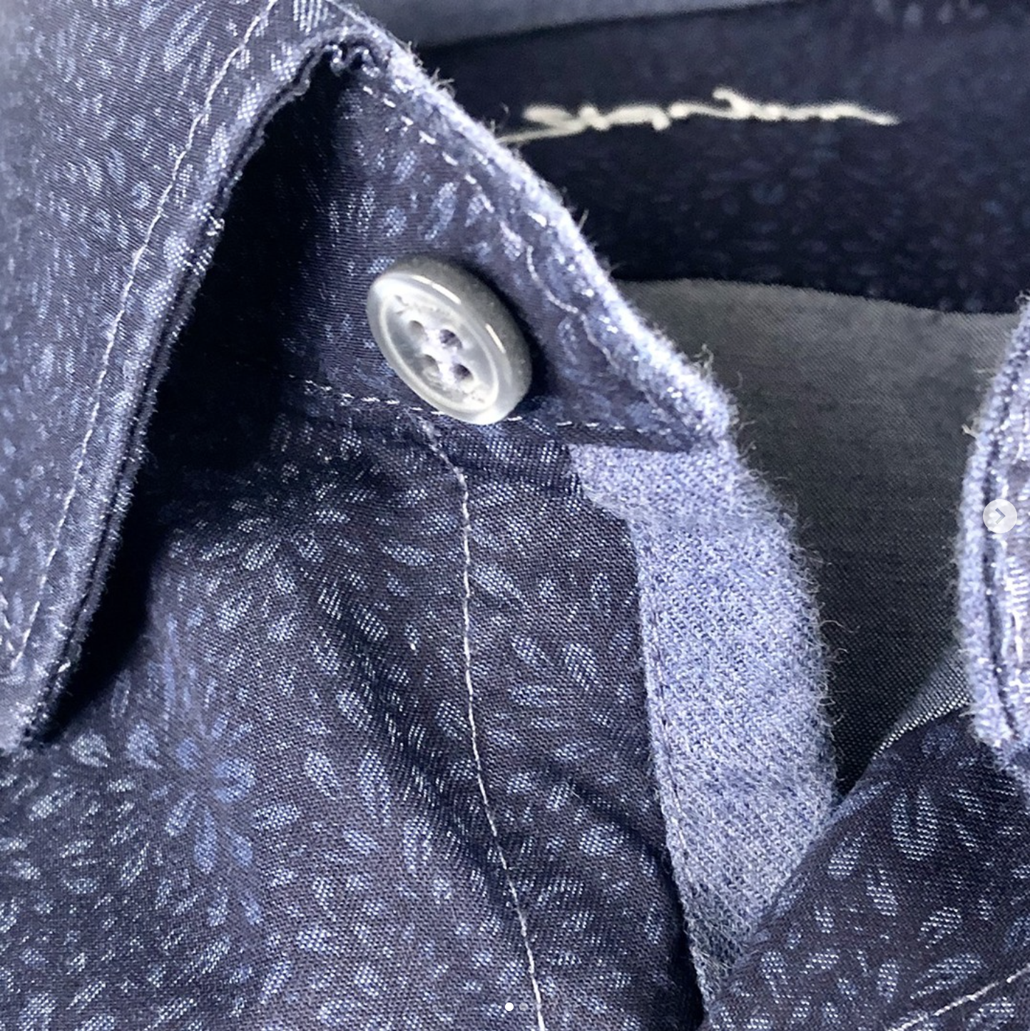 signum-gallery-navy-floral-collar.png