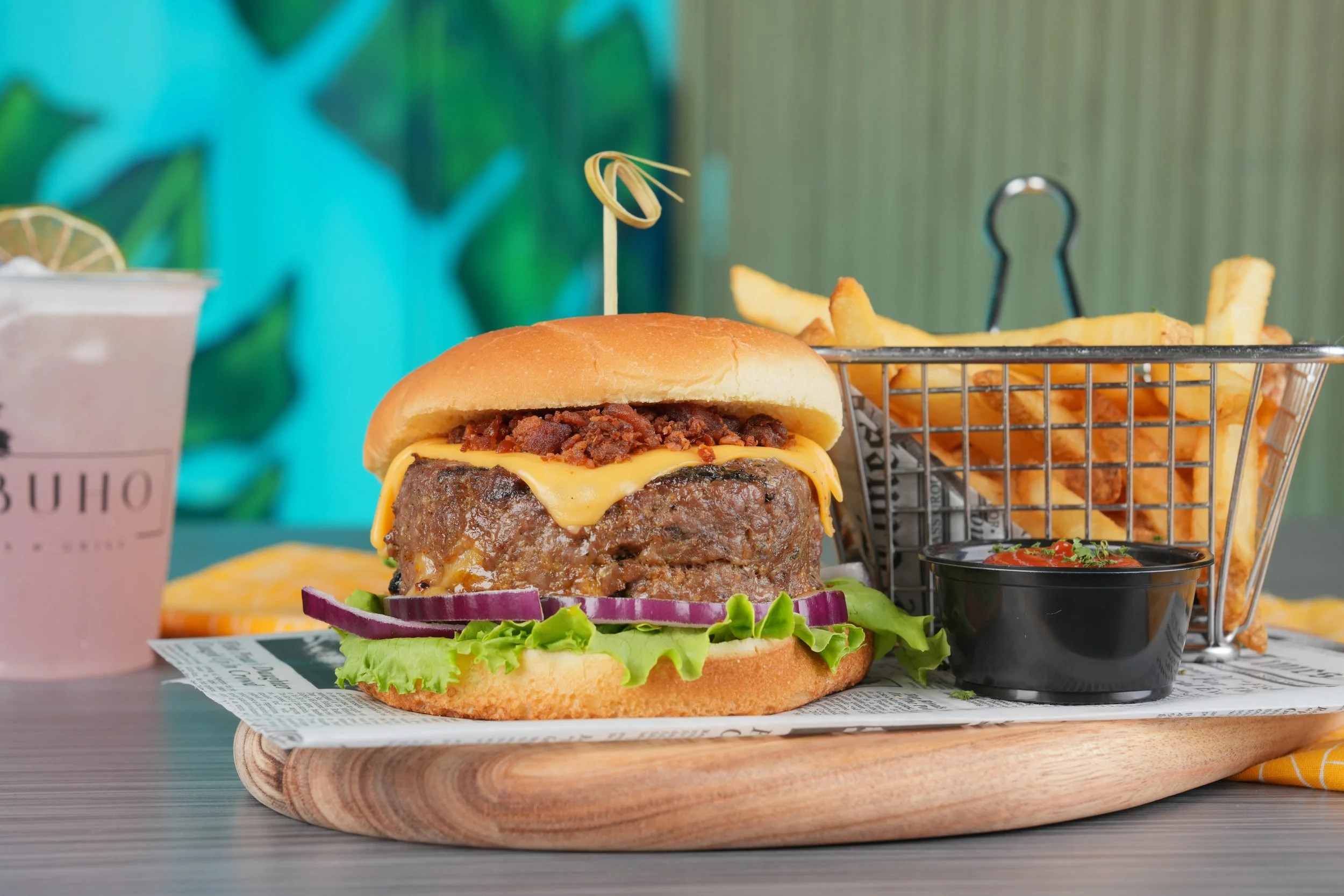 🔥 EL BURGER QUE NO SE EXPLICA&hellip; SE PRUEBA. 🍔🤤

Jugosa carne homemade rellena de queso mozzarella y pl&aacute;tano maduro y acompa&ntilde;ada de papitas crispy para completar el mood perfecto. 🔥🍟

Si todav&iacute;a no has probado esta belle
