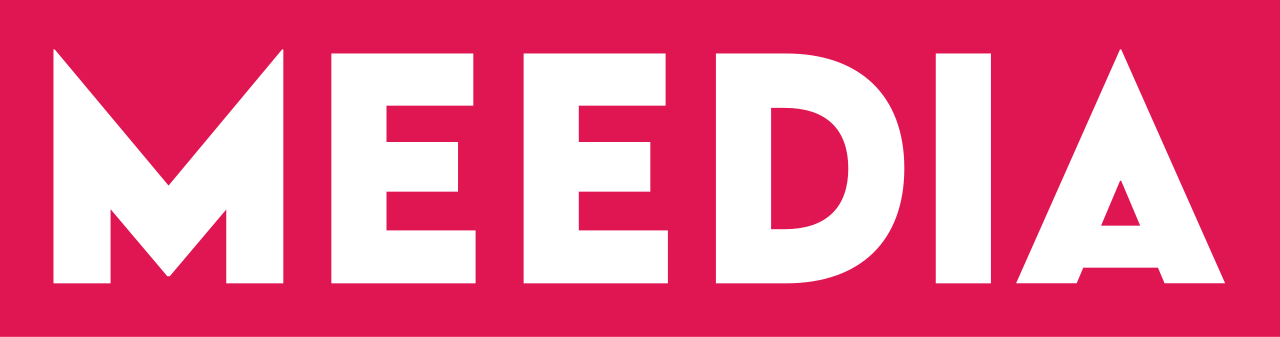 Das Bild zeigt das Wort 'MEDIA' in weißen Buchstaben auf einem pinken Hintergrund.
