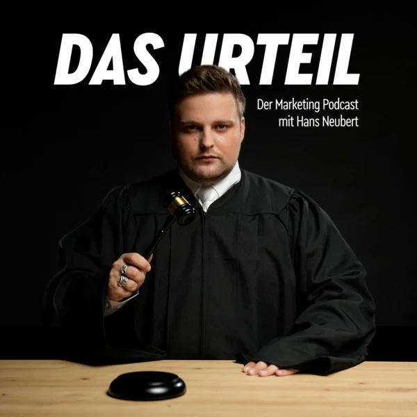 Ein Mann in Robe sitzt vor einem dunklen Hintergrund, hält einen Hammer und hat einen Richterhammer in der Hand, daneben auf dem Tisch ein schwarzer Gegenstand. Über dem Bild steht in weißen Buchstaben: 'DAS URTEIL'.