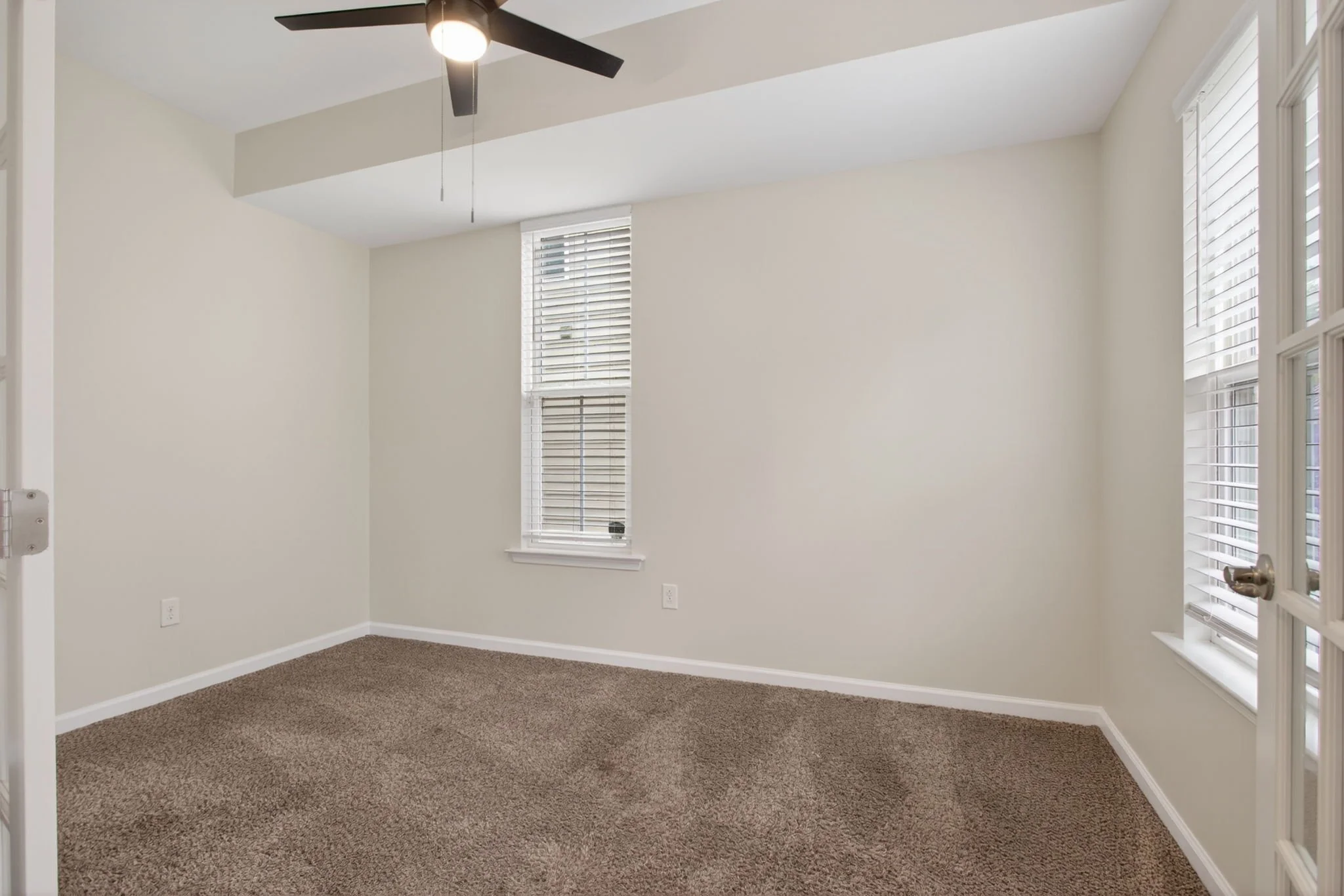 6-web-or-mls-511-sloane-st.jpg