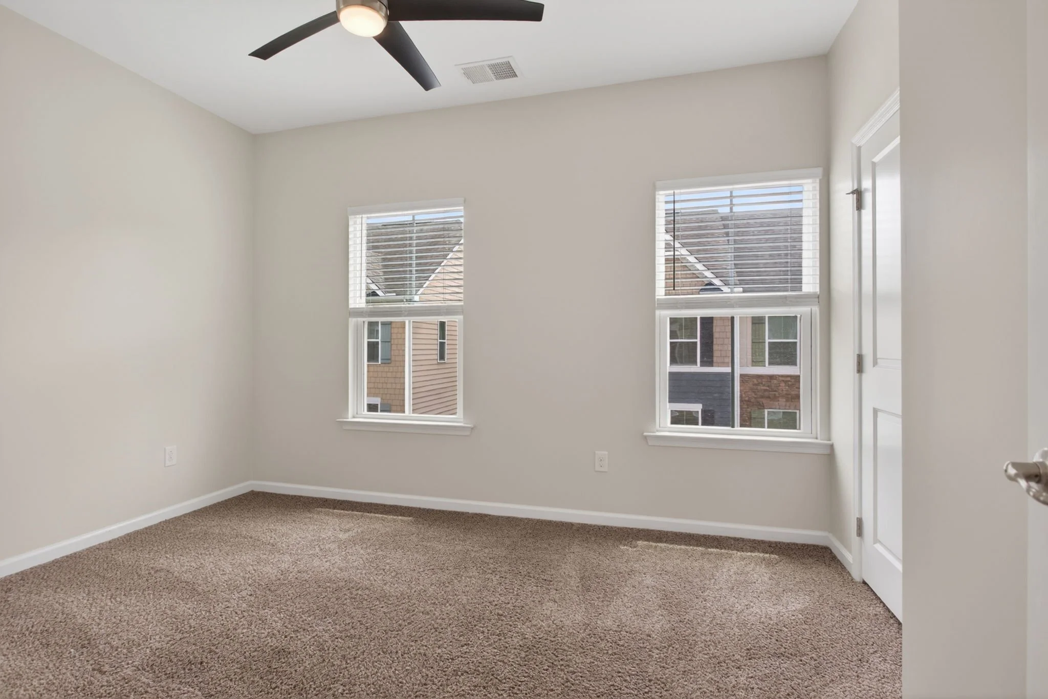 24-web-or-mls-511-sloane-st.jpg