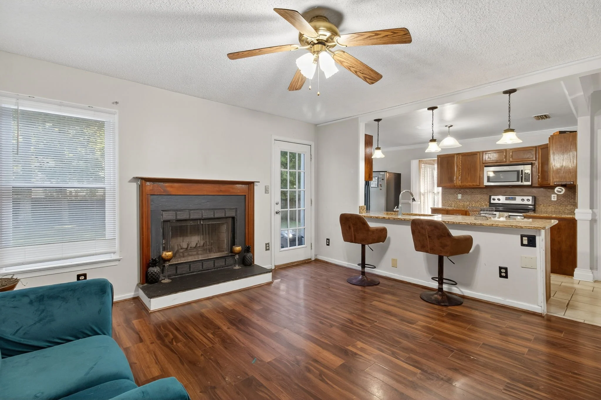16-web-or-mls-882-belvoir-cir.jpg