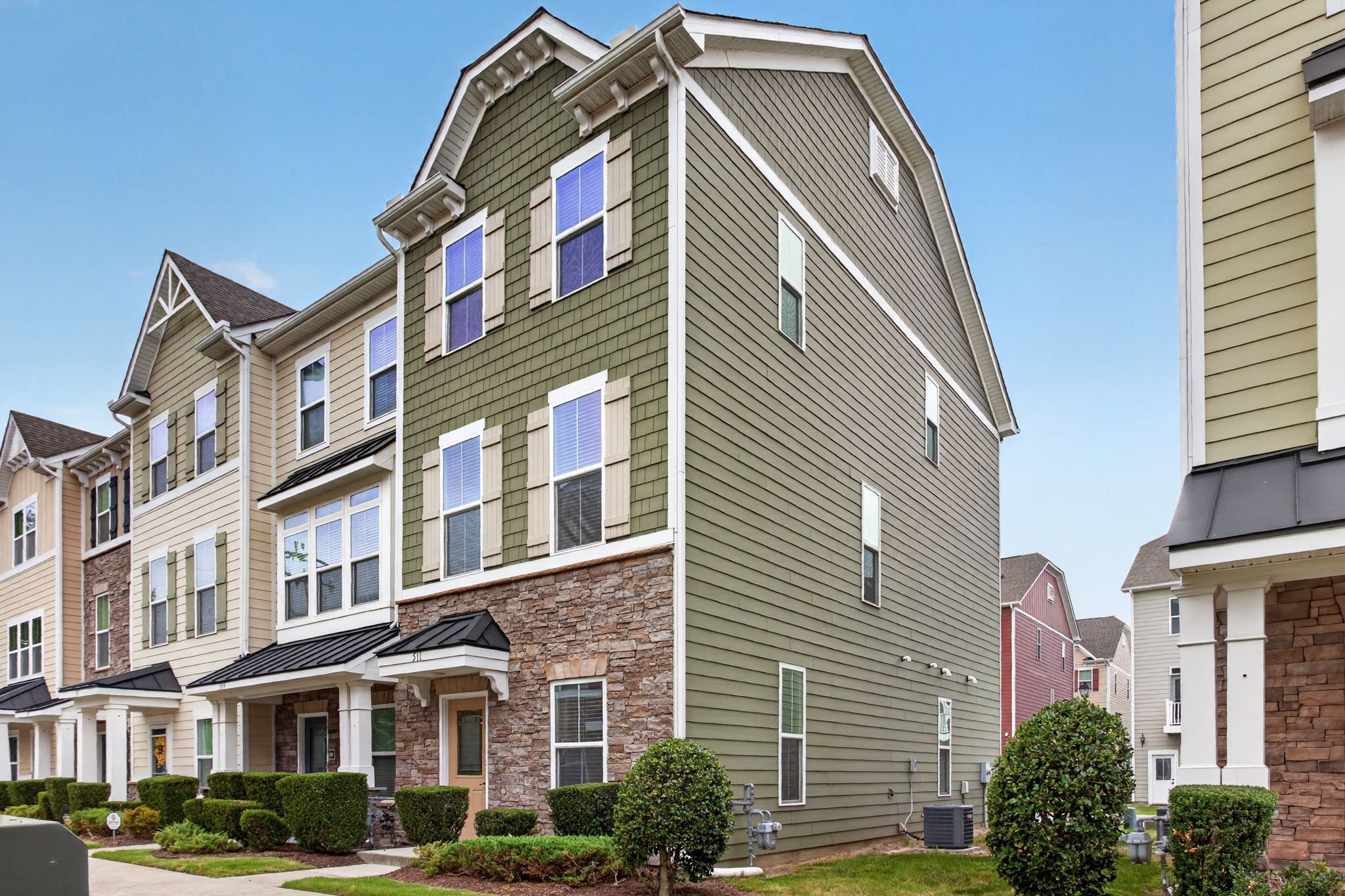 2-web-or-mls-511-sloane-st.jpg