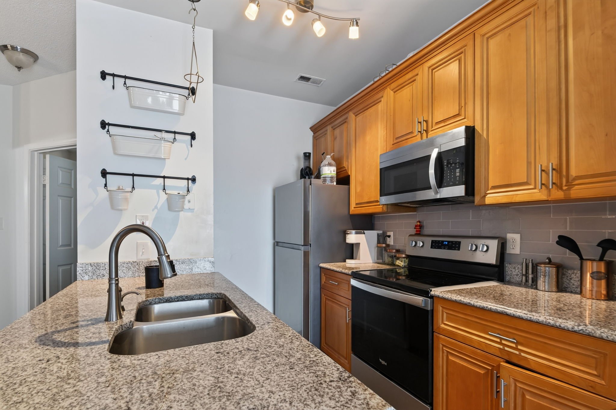 8-web-or-mls-869-little-bay-ave-2.jpg