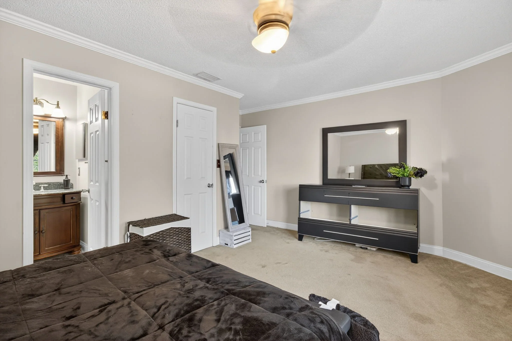 24-web-or-mls-882-belvoir-cir.jpg