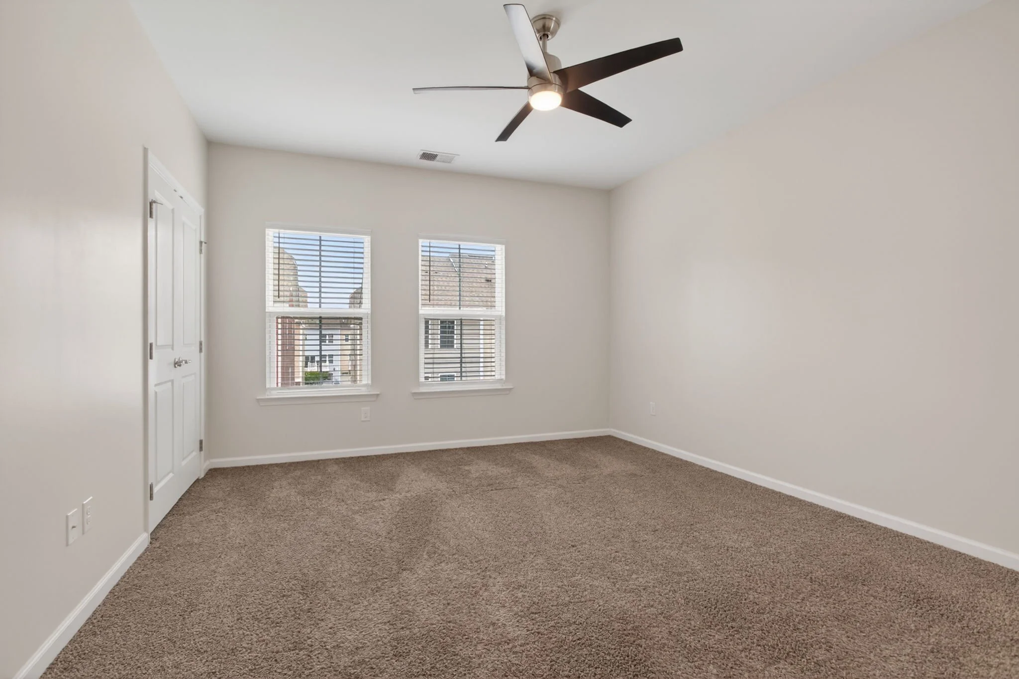 20-web-or-mls-511-sloane-st.jpg