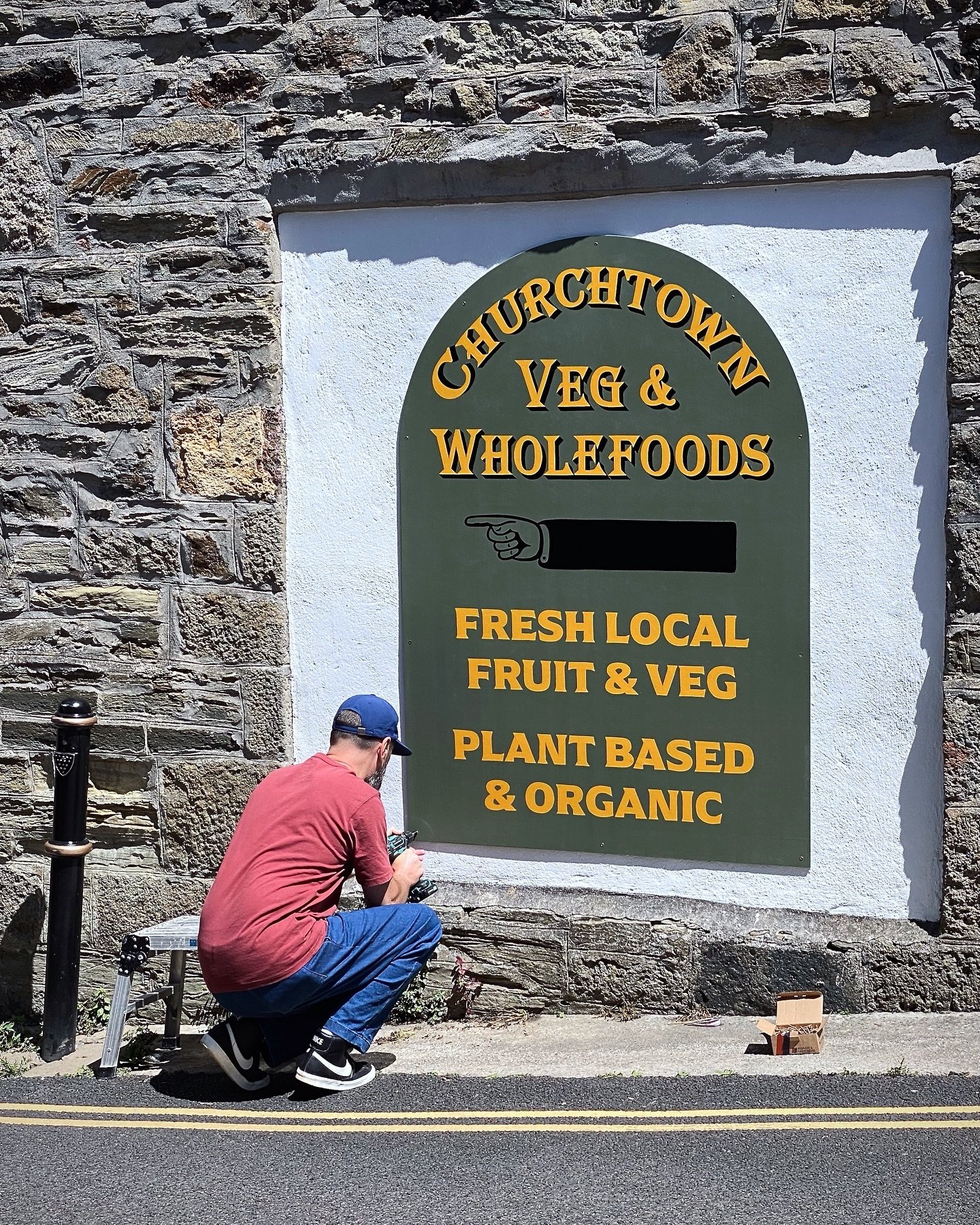 Fresh Produce.

You know I love a pun can&rsquo;t help myself. Following a good few days on the brushes signwriting, I installed my latest signwriting commission yesterday (Sunday), phase 2 of the new signage for my local Organic Fruit, Veg &amp; Who