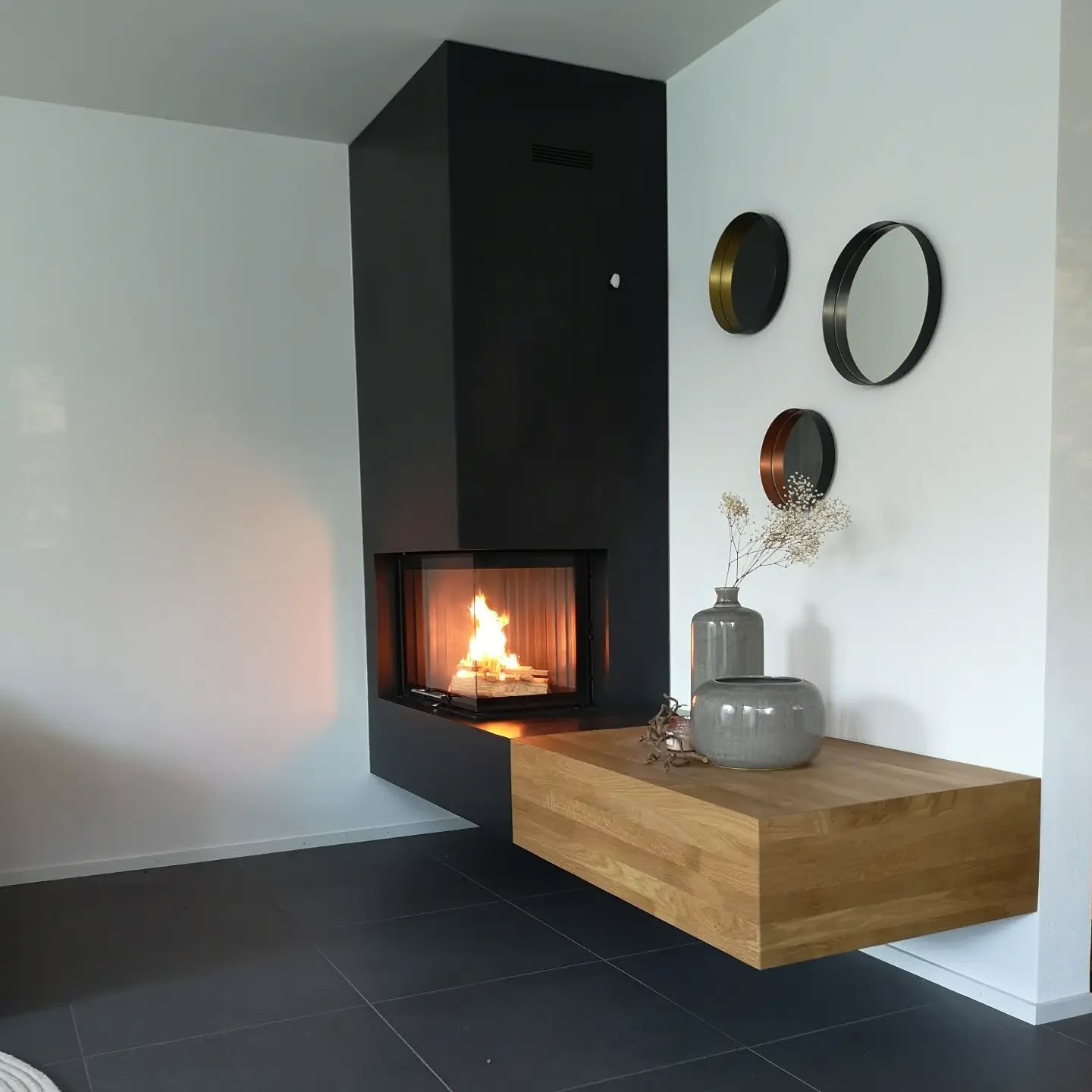 Chemin&eacute;e suspendue en acier noir design et tablette en ch&ecirc;ne 🔥