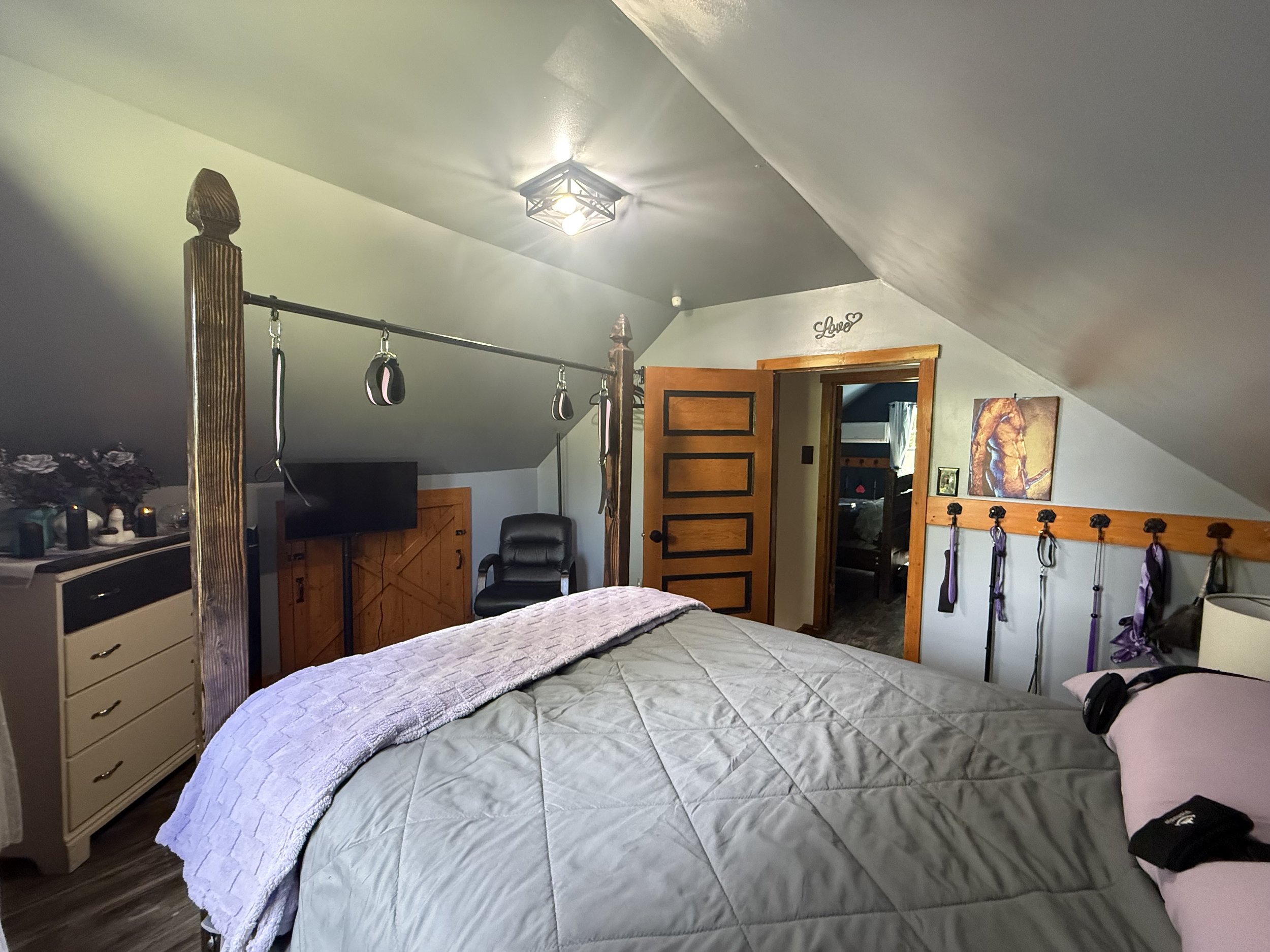 Full size bed with a custom spreader bar footboard 