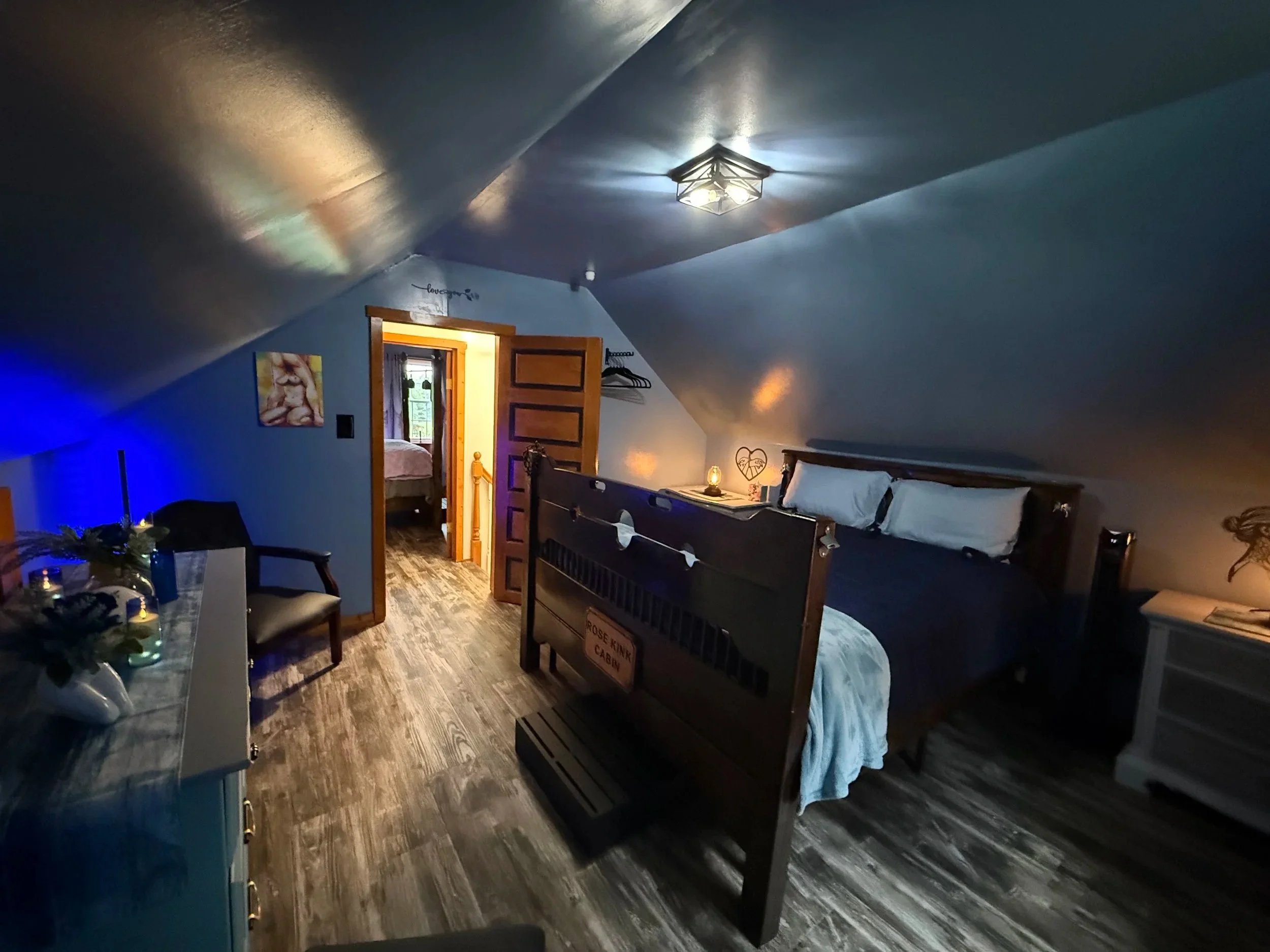 Queen bedroom with pillory footboard 