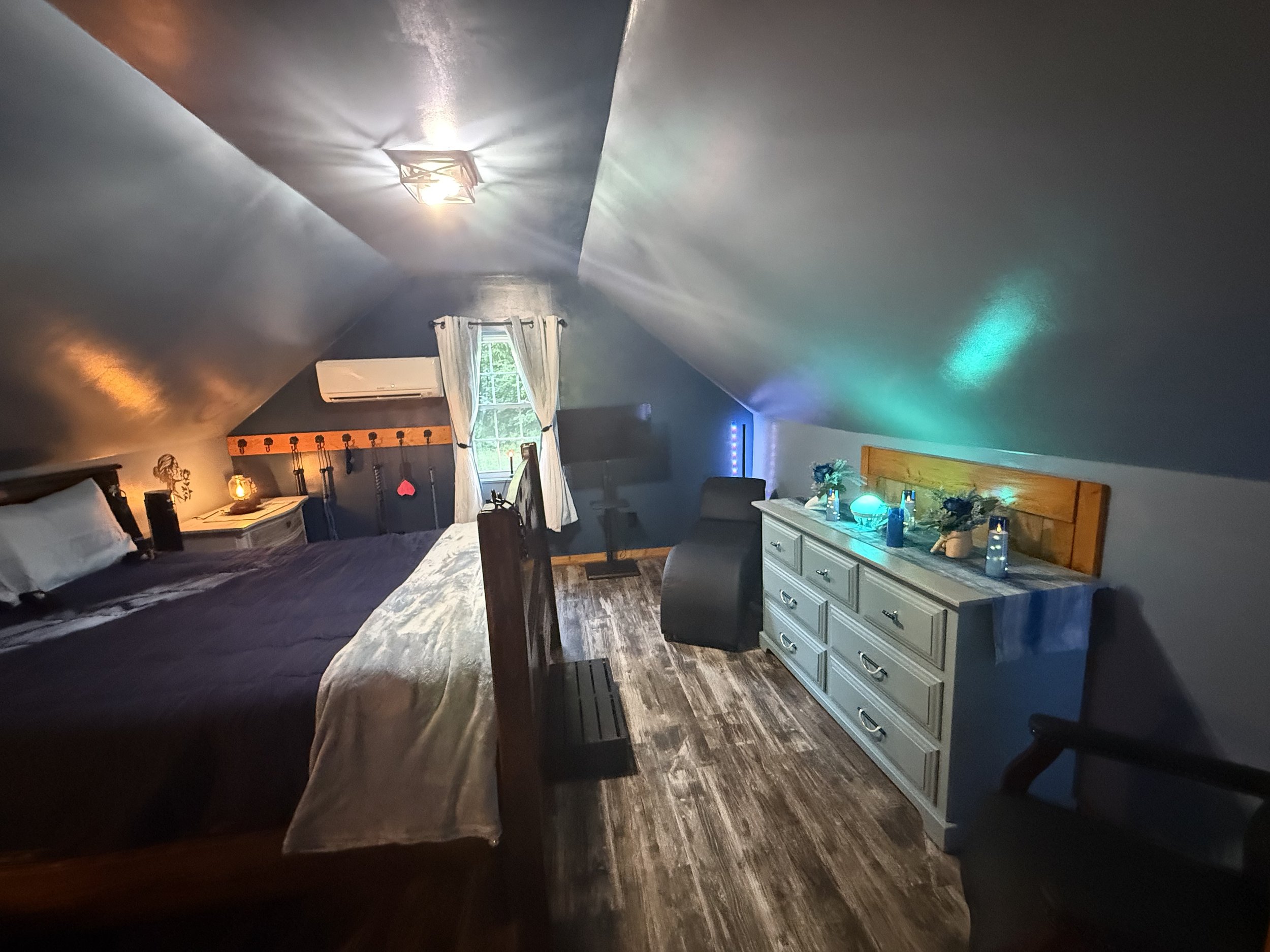 Queen size bed with a pillory footboard 