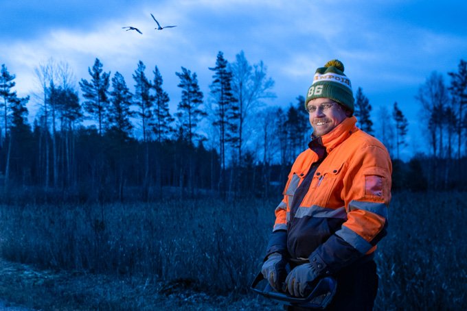 KollanPoikien kuljetuksia ajava Henrik yllään oranssi takki