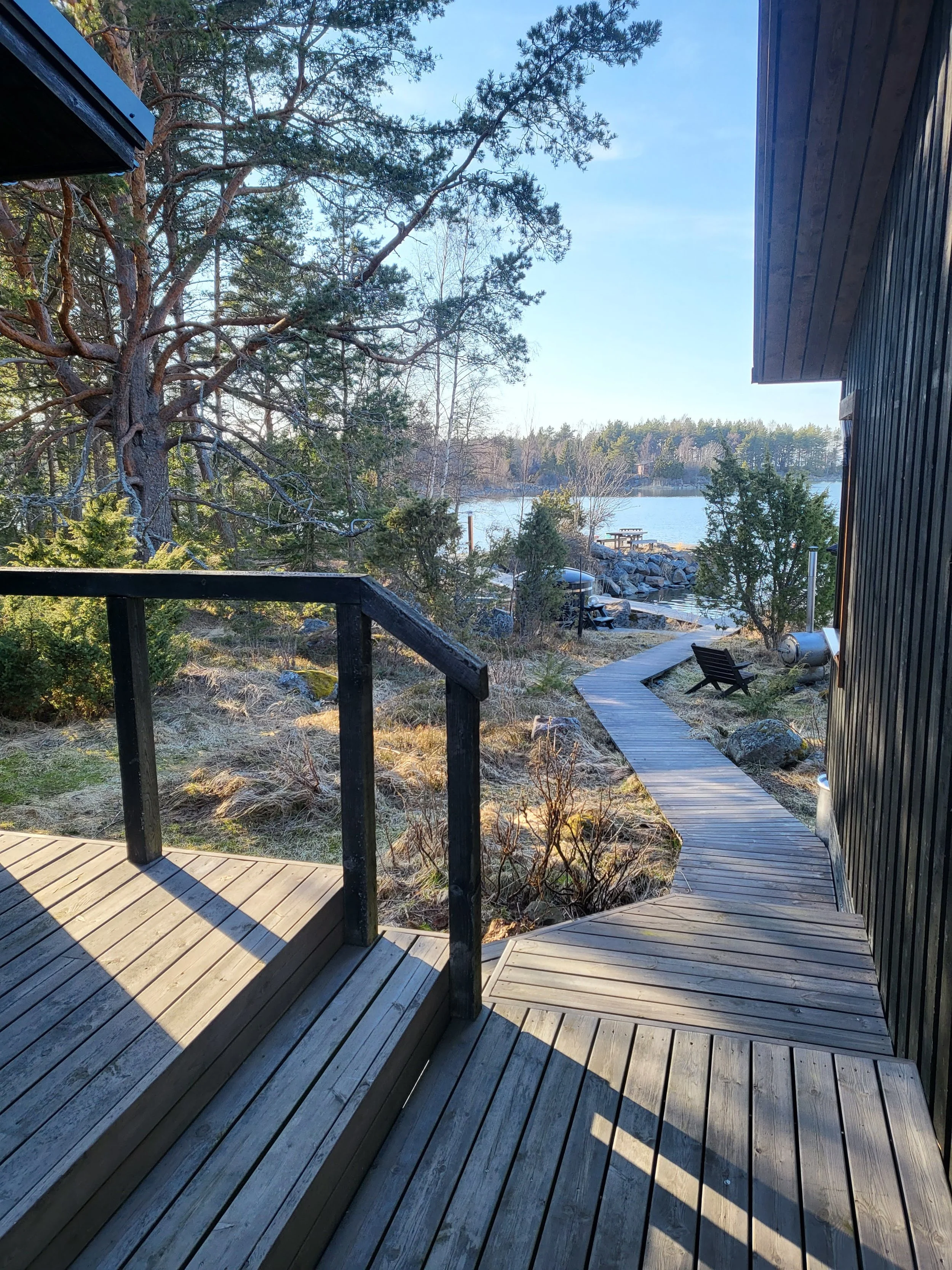 Matti Eskon mökin puusta rakennettu kulkuväylä