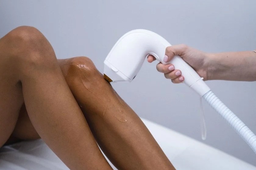 Un medico utilizza un apparecchio di terapia in una clinica medica
