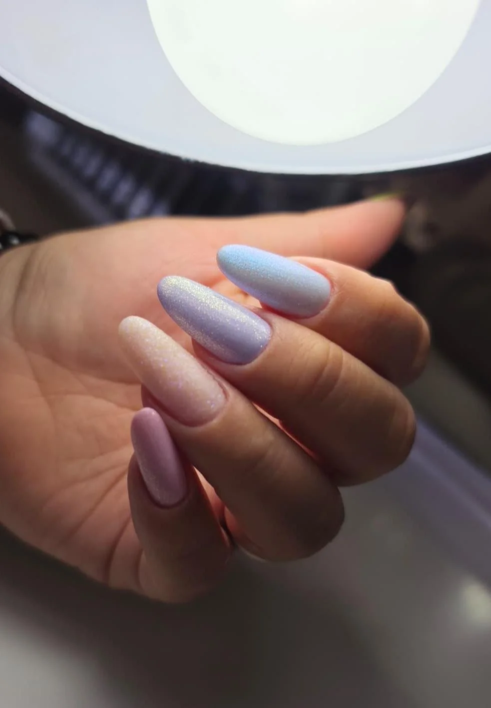 Unghie con smalto pastello lucido di vari colori
