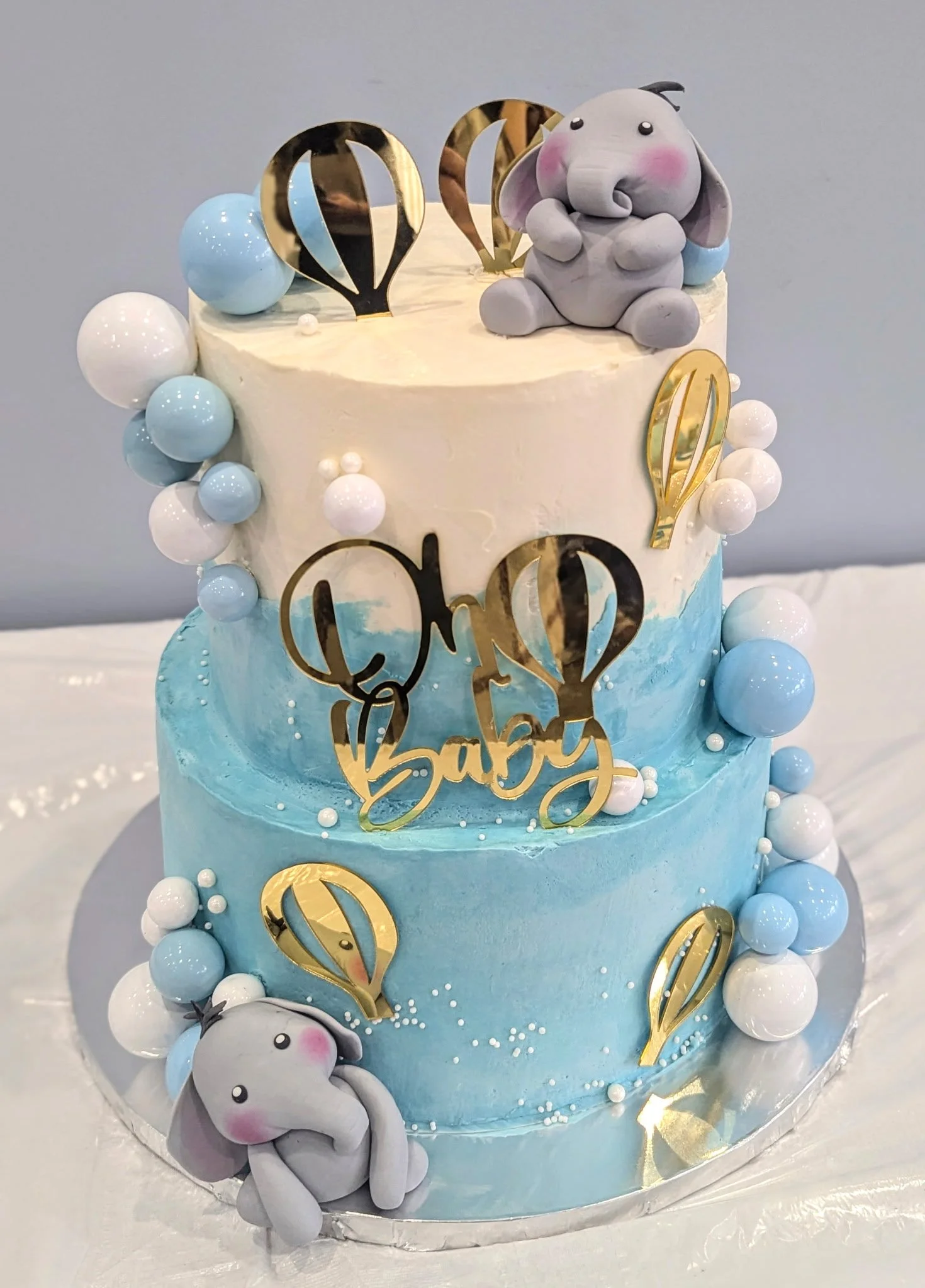 Baby shower cake with elephants and balloons