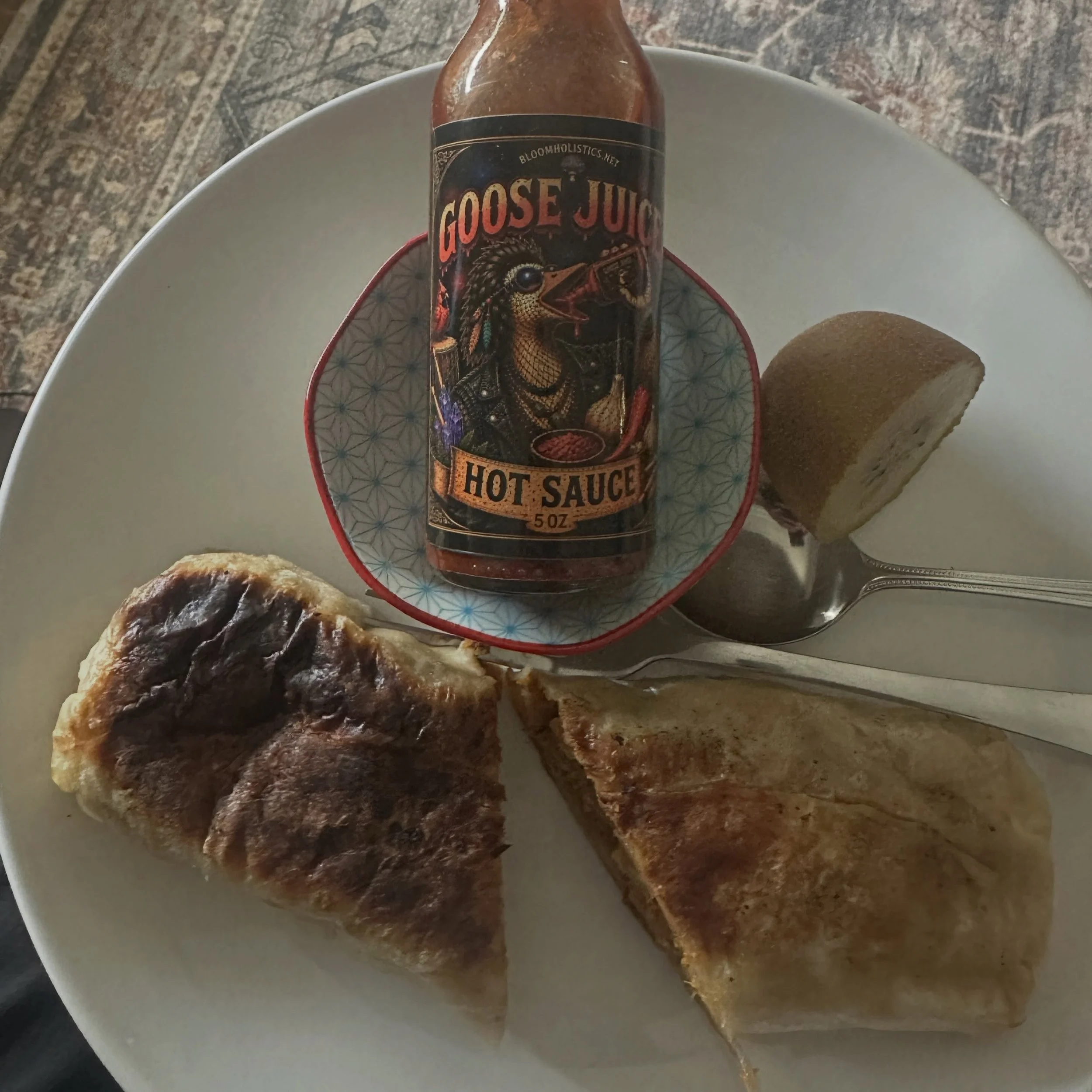 The entire Songbirds + Sirens crew LOOOOVES @goosejuicehotsauce &hellip; on just about everything!

Although Percy wishes he could have it as well&hellip;

#tasty #delicious #hotsauce