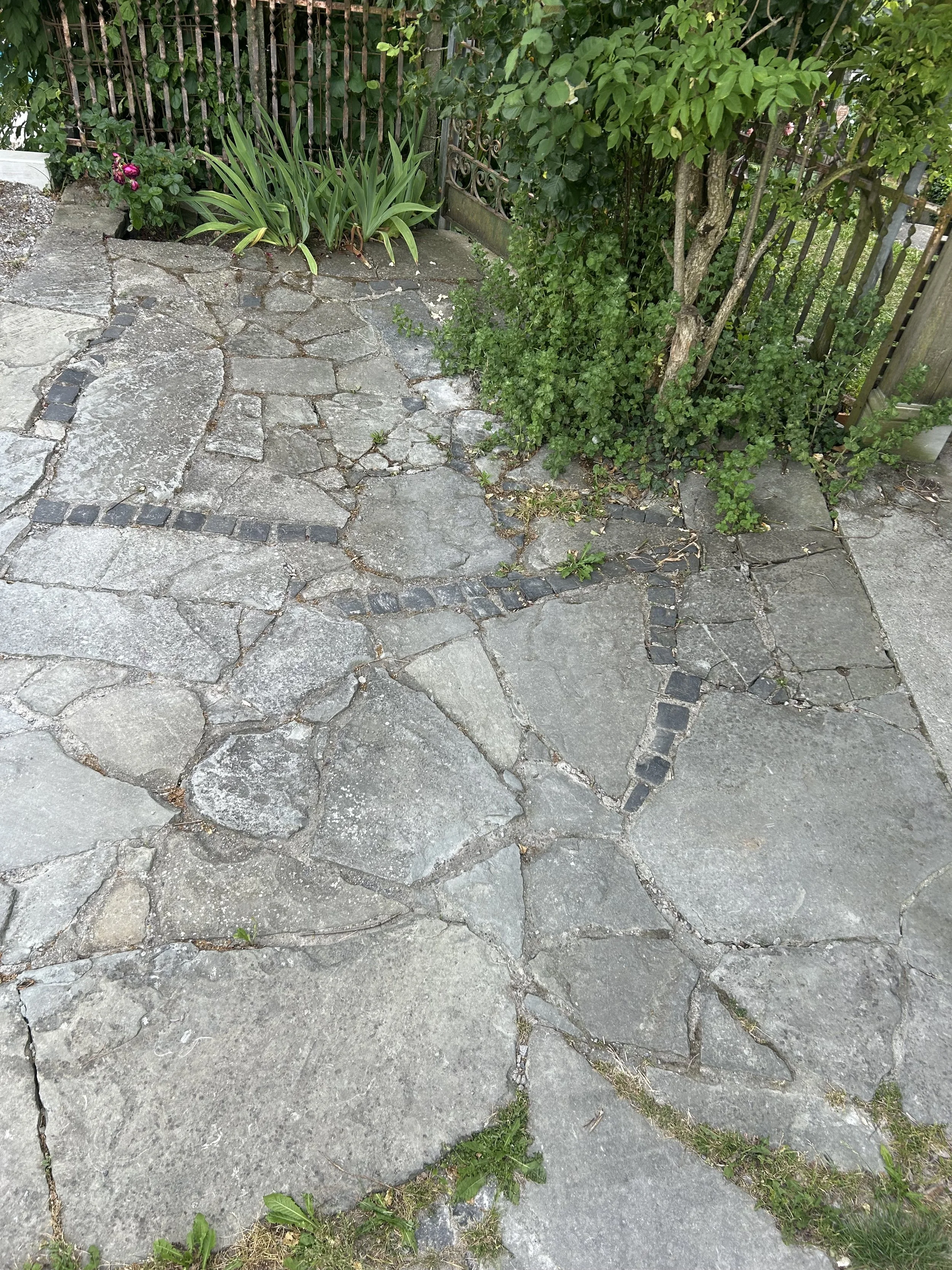 Parkplatz mit Sandsteinplatten