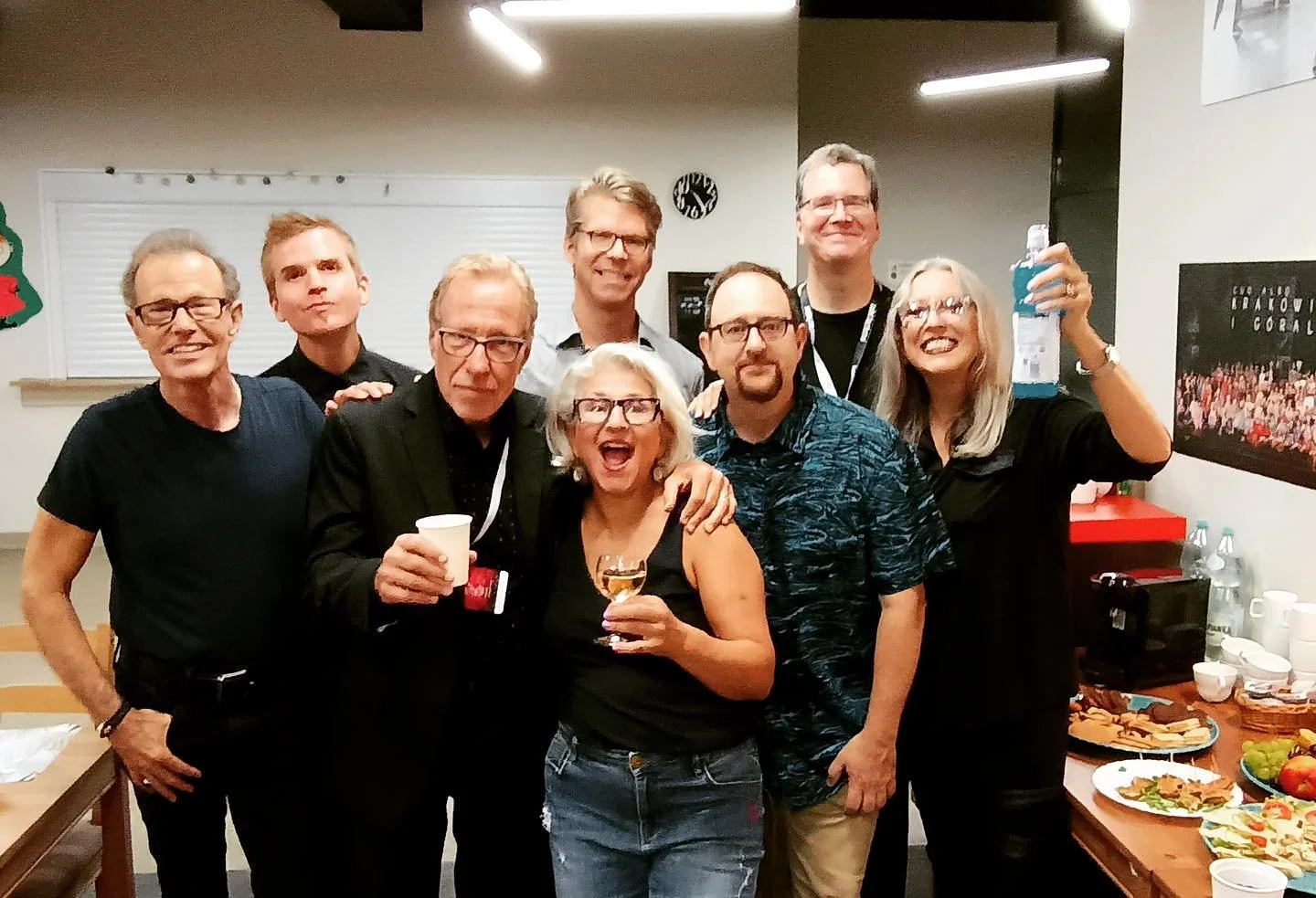 Happiest of birthdays to our very own&hellip;Janis Siegel @jsflymommy2 !!! 🎂🥂🎤
Cheers to celebrating you! 🎉