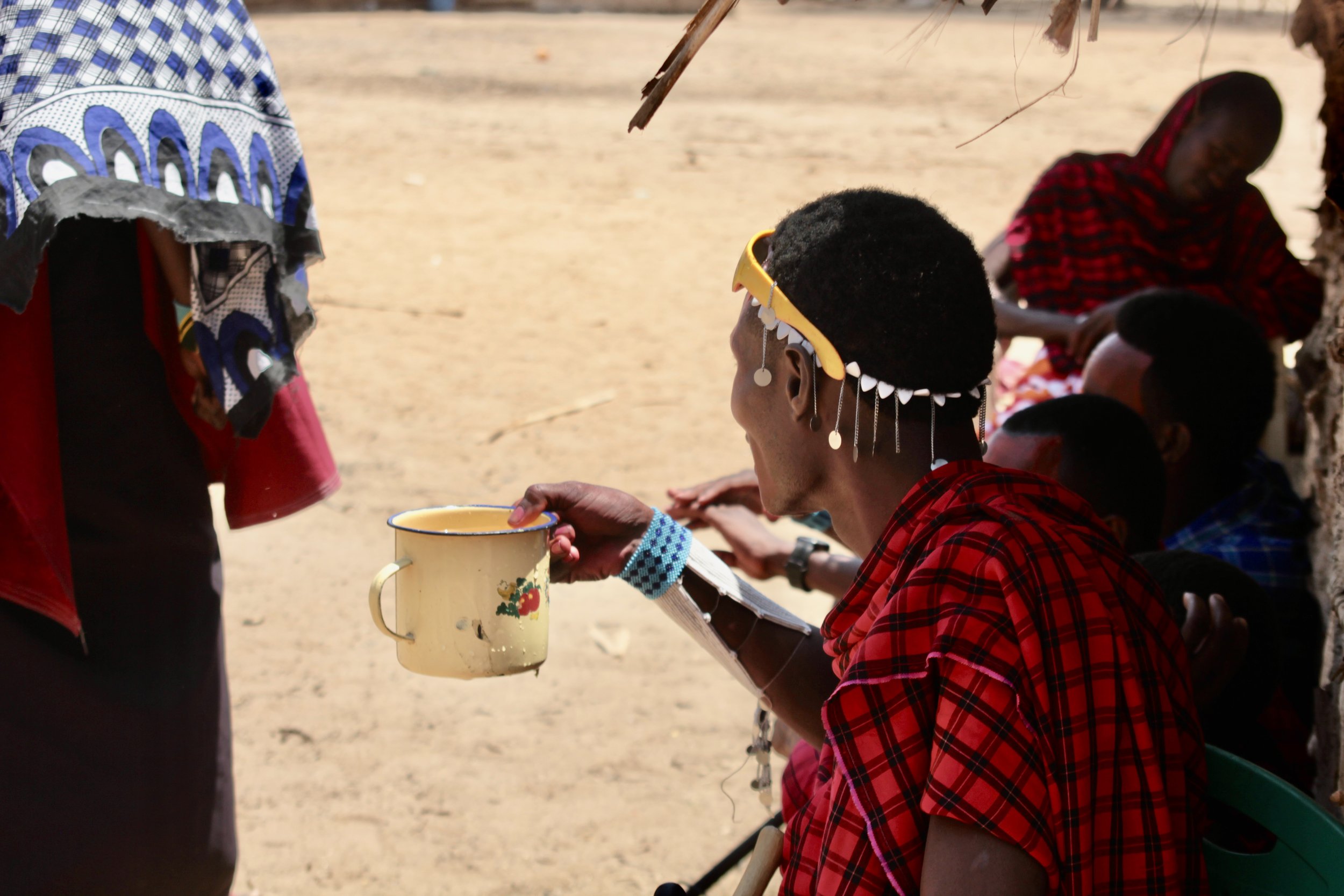 Maasai juo vetta tansaniassa.