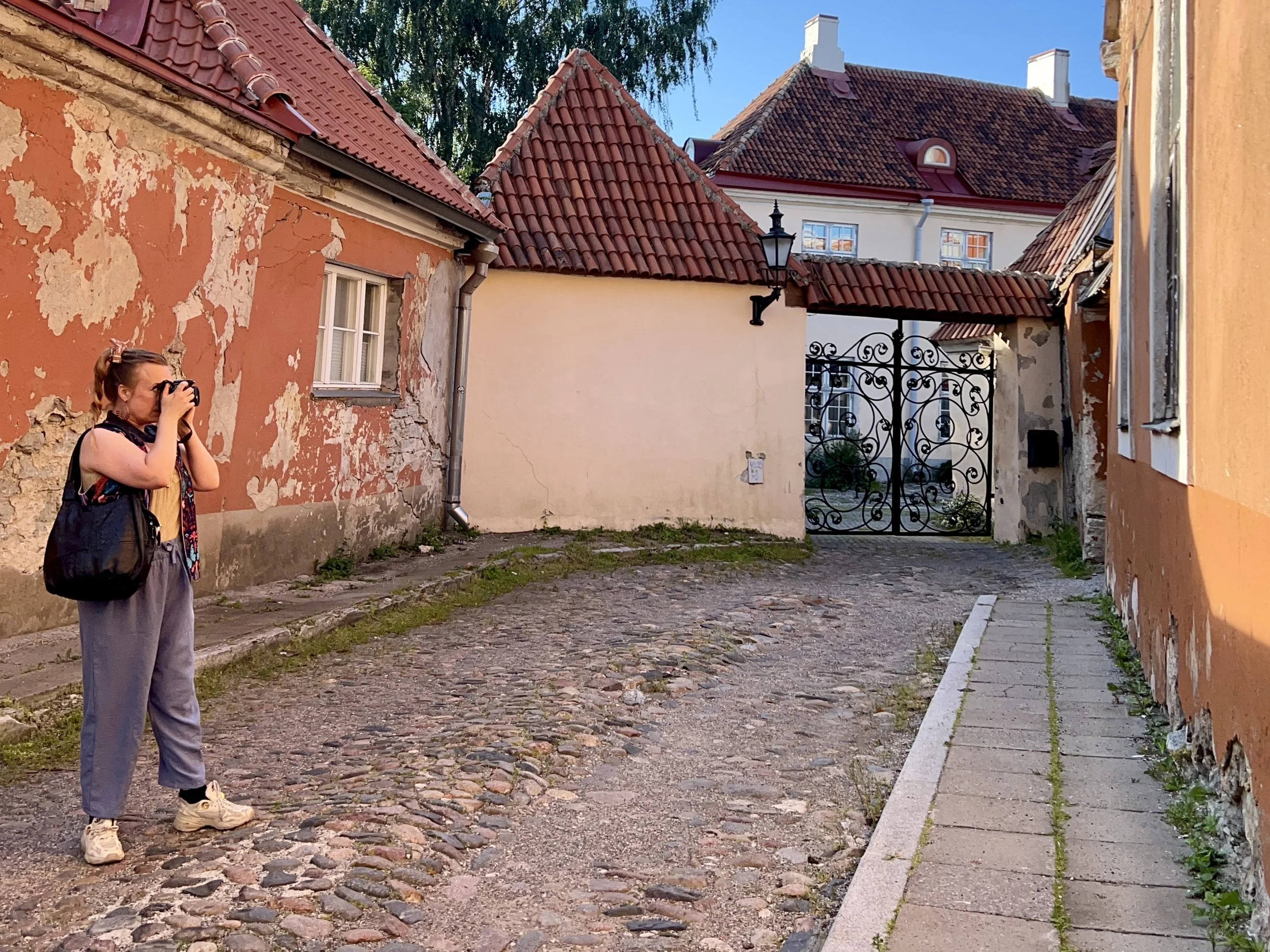 Nainen valokuvaamassa Tallinnan Vanhassakaupungisa.