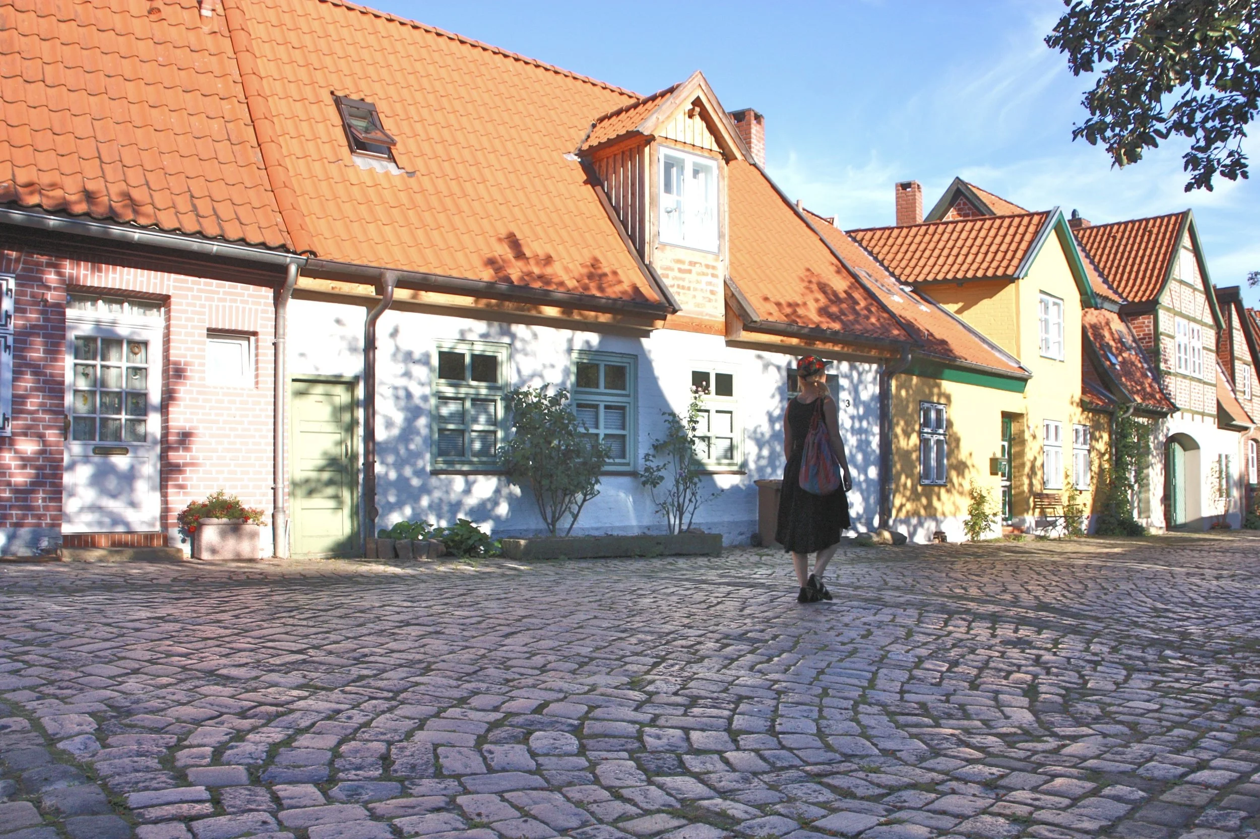 Rauhallinen kyla ilman turisteja.