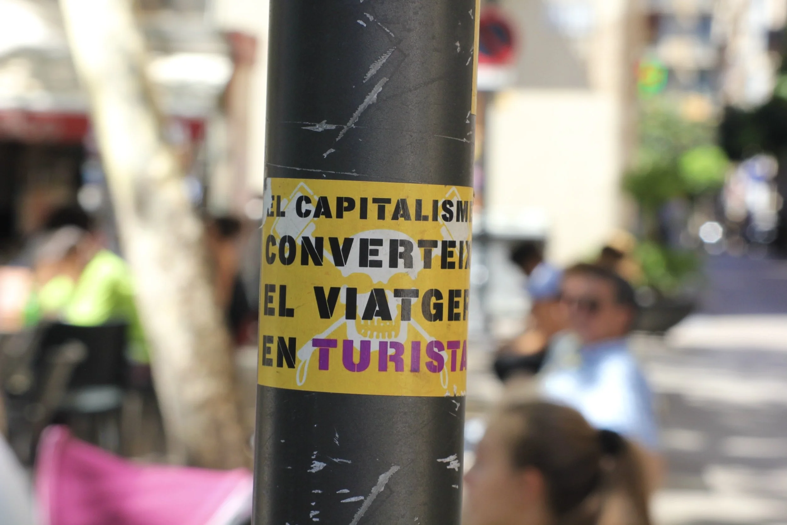 Massaturismin vastainen tarra Barcelonassa.