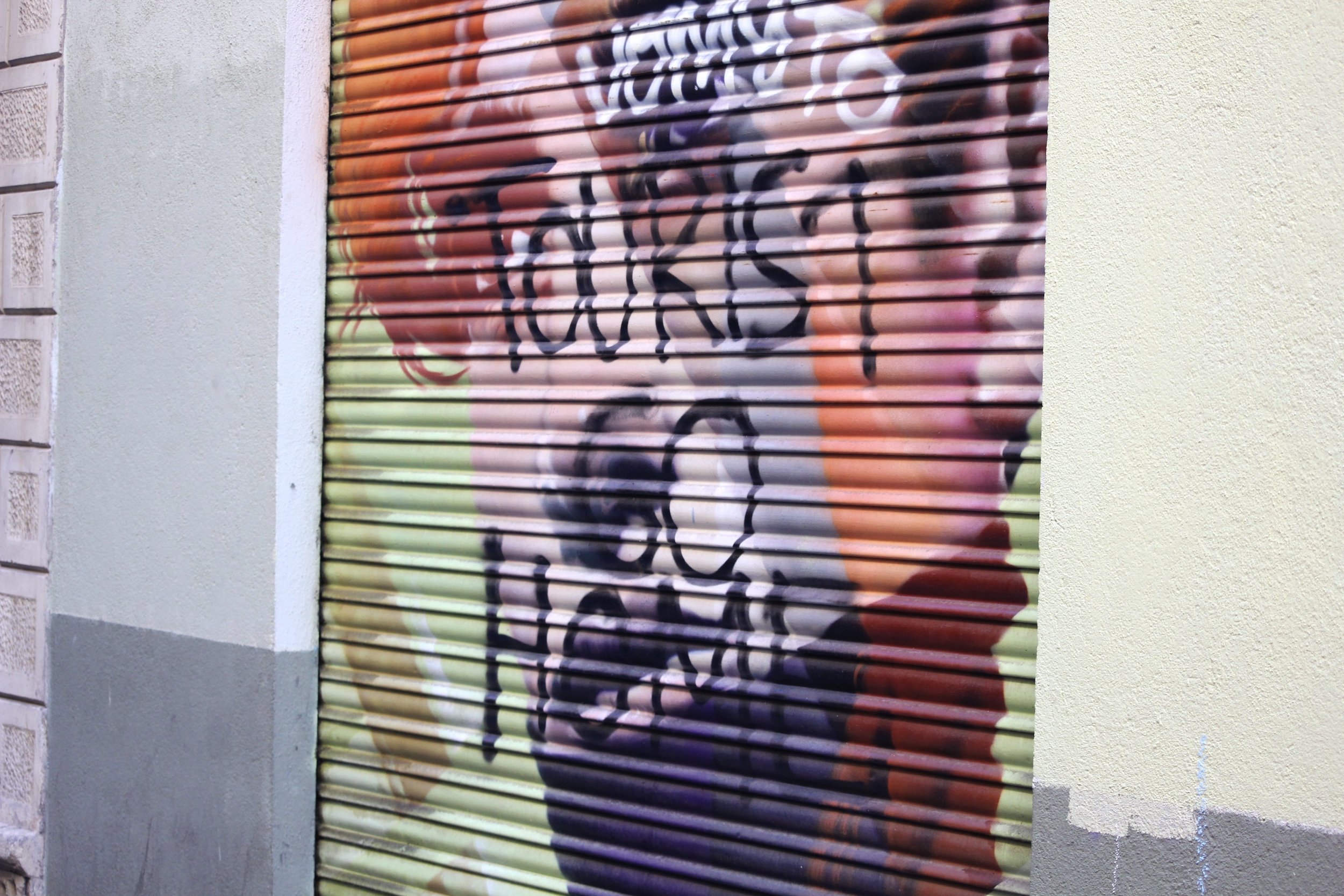 Tourist go home -maalaus Barcelonan kadulla.
