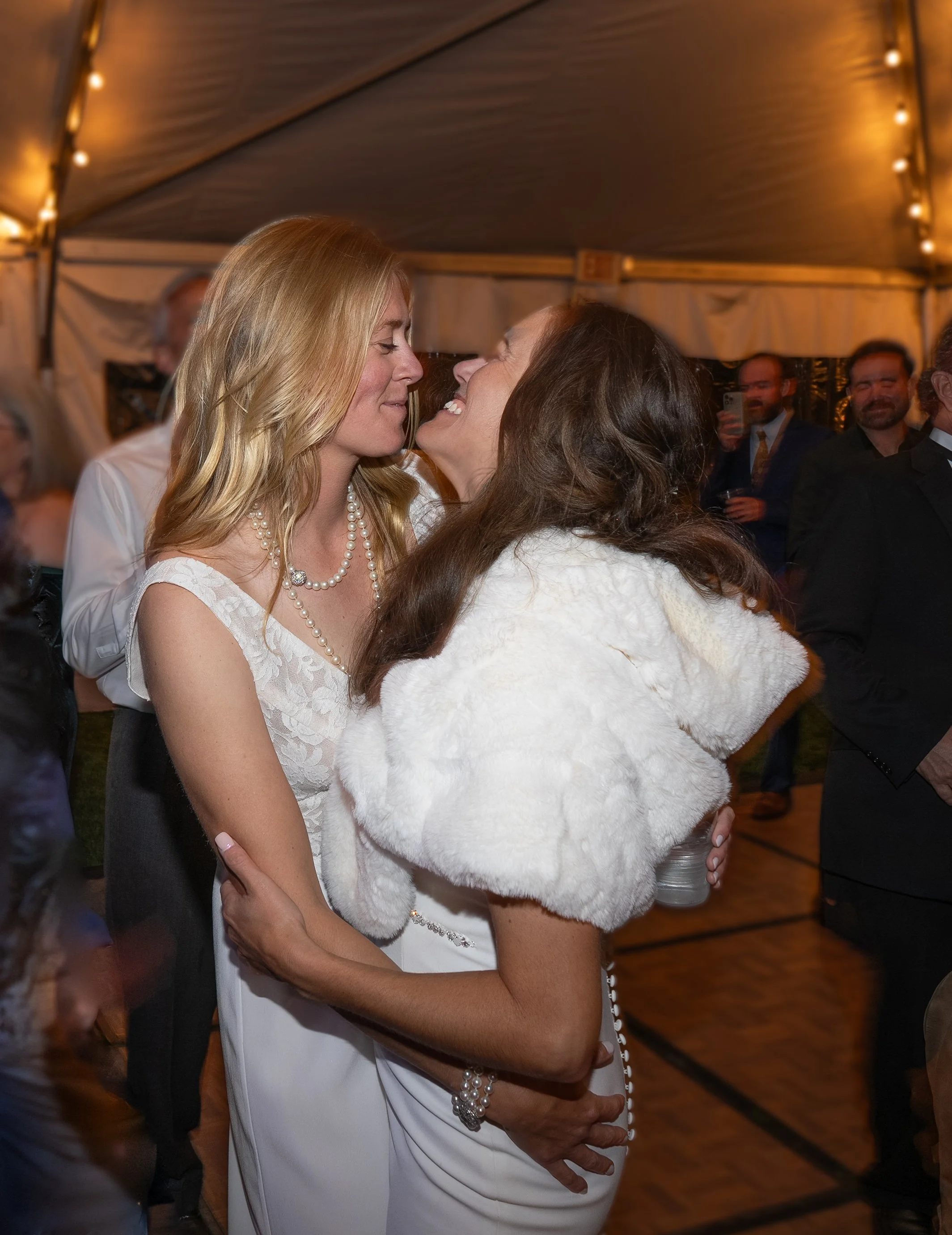 A lesbian LGBTQ+ wedding is documented in Colorado with a strong focus on emotional storytelling and connection. The couple’s celebration unfolds in a natural environment that enhances intimacy and authenticity. I specialize in queer weddings and elo