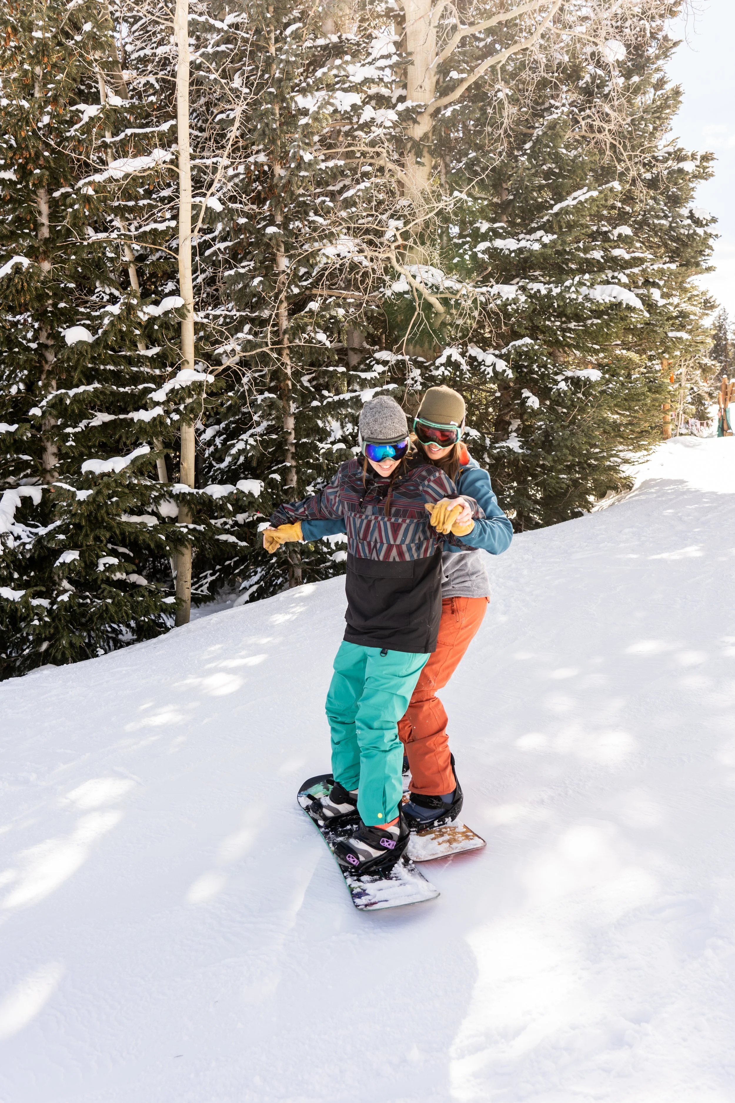 This engagement session shows a couple celebrating a snowboard proposal surrounded by Colorado’s alpine winter scenery. The snow and mountain backdrop create a natural cinematic frame. The photography approach is rooted in Colorado-based adventure el