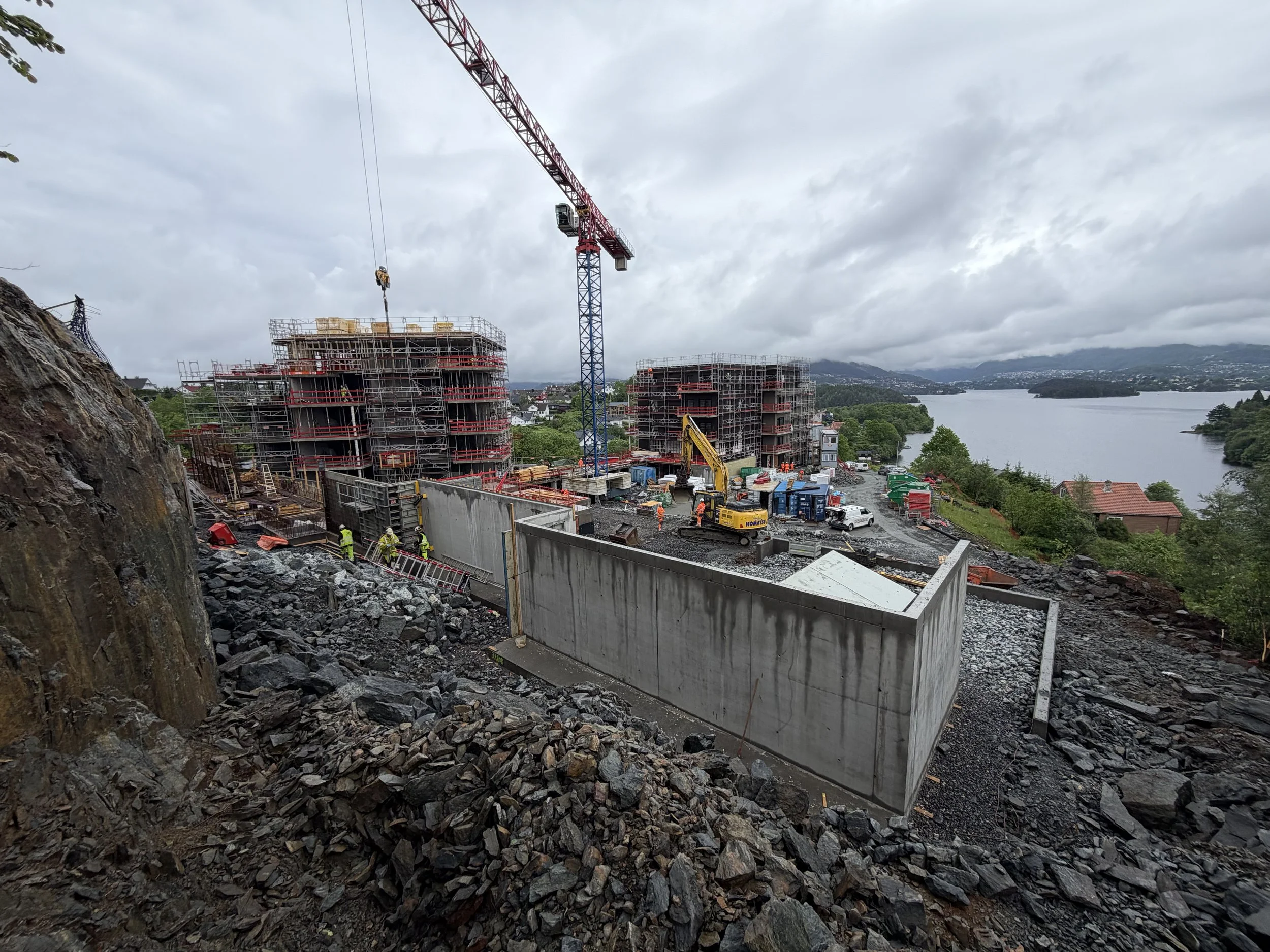 Boligprosjekt under oppføring, råbygg betong, konstruksjonsikkerhet.